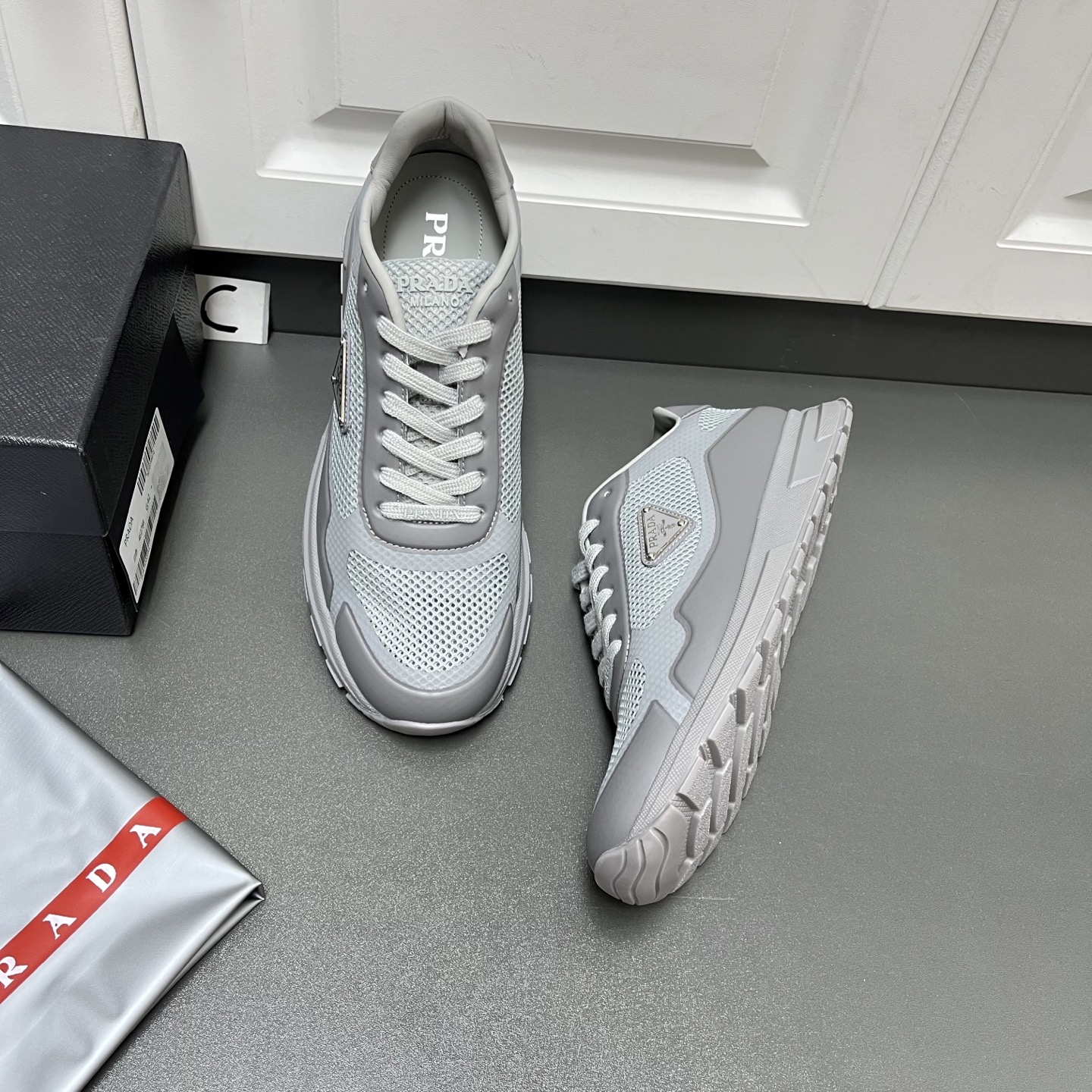NO:358000,Prada Men's new fabric mesh lace-up sneakers This lightweight matte tpu spliced ​​breathable fabric mesh upper is lightweight and breathable, soft and comfortable, and has a modern feature. The outer side is decorated with the iconic triangular metal enamel logo, the heel is decorated with calfskin and embossed logo logo, and the tongue and heel are decorated with L logo details, showing the brand style. Paired with the classic P home rubber outsole, logo cowhide foot pads, comfortable and breathable on the feet!  C leather shoes size.39/40/41/42/43/44 Gray Original box packaging + dust bag, prada, prada, sneakers, cowhide19860909Prada普拉达 男士新款织物网眼系带运动鞋 这款采用轻质磨砂tpu拼接透气织物网眼鞋面,轻盈透气,柔软舒适,富有现代特色.外侧饰以标志性三角金属珐琅徽标,后跟小牛皮装饰并饰以压纹logo徽标,鞋舌及鞋跟饰以l徽标细节,尽显品牌格调.搭配经典P家橡胶大底,徽标牛皮垫脚,上脚舒适透气！ C皮鞋尺码.39/40/41/42/43/44 灰色 原盒包装+防尘袋,,prada,prada,sneakers,cowhide,Men's shoes