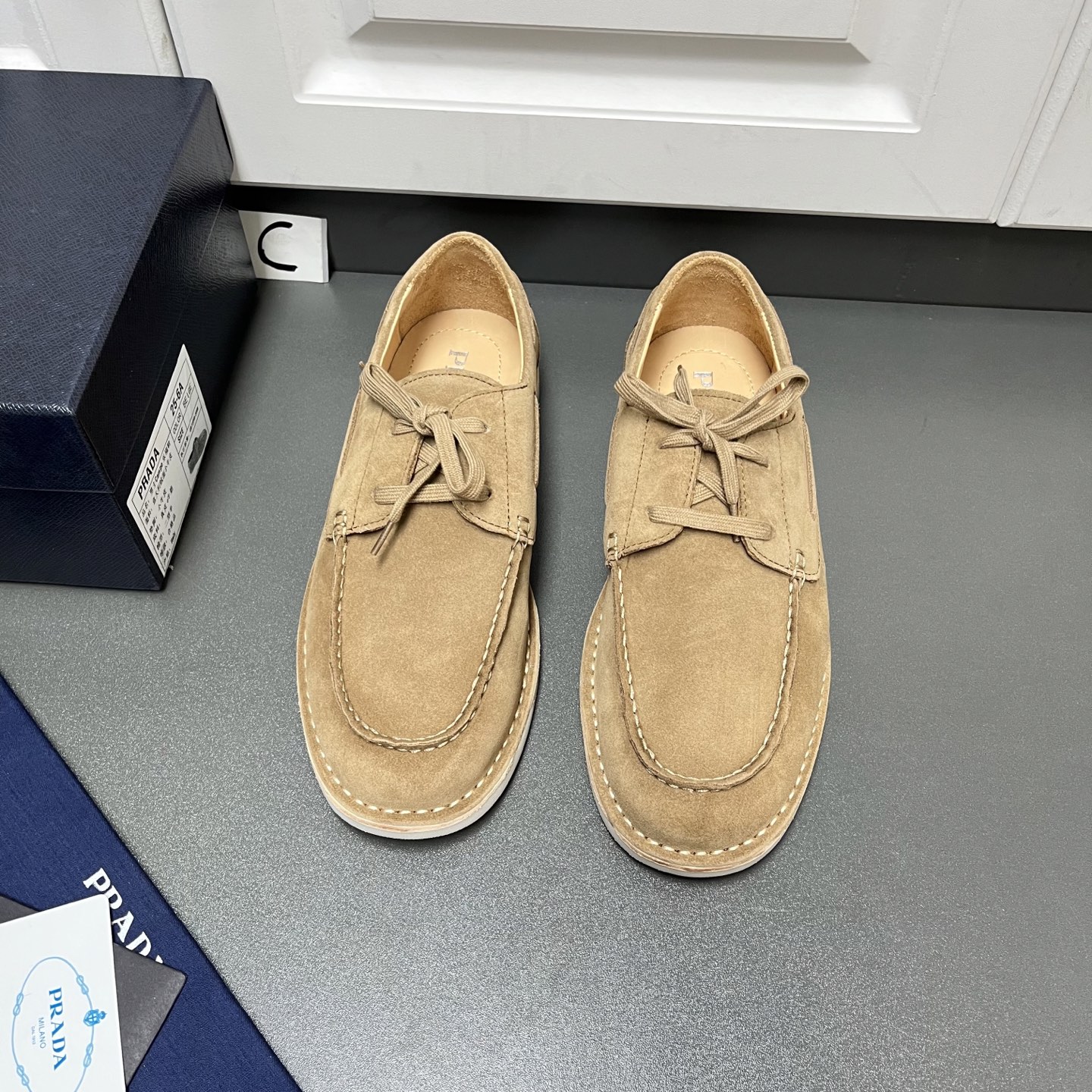 NO:349452,Prada Men's new lace-up leather loafers This style is made of flocked two-layer cowhide leather, combining classic design and handmade details, integrating exquisite atmosphere and leisure and comfort. It adopts lace-up style design, the skirt is spliced ​​with bright thread seams, matched with 1.5cm white rubber sole with leather edge strips, dyed calfskin inner lining, silver cowhide footbed, simple and elegant style. C leather shoes size: 39/40/41/42/43/44 Brown Original box packaging + dust bag, prada, loafers, skirts, cowhide19860909Prada 男士新款系带皮革乐福鞋 这款采用植绒二层牛皮革打造,结合经典设计与手工细节,将精致气息与休闲惬意融为一体.采用系带风格设计,裙饰拼接明线接缝,搭配1.5cm白色橡胶鞋底配以皮革沿条,本染小牛皮内里,银标牛皮垫脚,款式简洁大方. C皮鞋码数:39/40/41/42/43/44 棕色 原盒包装+防尘袋,,prada,loafers,skirts,cowhide,Men's shoes