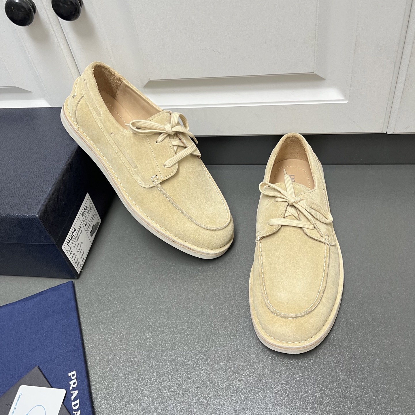 NO:349490,Prada Men's new lace-up leather loafers This style is made of flocked two-layer cowhide leather, combining classic design and handmade details, integrating exquisite atmosphere and leisure and comfort. It adopts lace-up style design, the skirt is spliced ​​with bright thread seams, matched with 1.5cm white rubber sole with leather edge strips, dyed calfskin inner lining, silver cowhide footbed, simple and elegant style. C leather shoes size: 39/40/41/42/43/44 Khaki Original box packaging + dust bag, prada, loafers, skirts, cowhide19860909Prada 男士新款系带皮革乐福鞋 这款采用植绒二层牛皮革打造,结合经典设计与手工细节,将精致气息与休闲惬意融为一体.采用系带风格设计,裙饰拼接明线接缝,搭配1.5cm白色橡胶鞋底配以皮革沿条,本染小牛皮内里,银标牛皮垫脚,款式简洁大方. C皮鞋码数:39/40/41/42/43/44 卡其 原盒包装+防尘袋,,prada,loafers,skirts,cowhide,Men's shoes