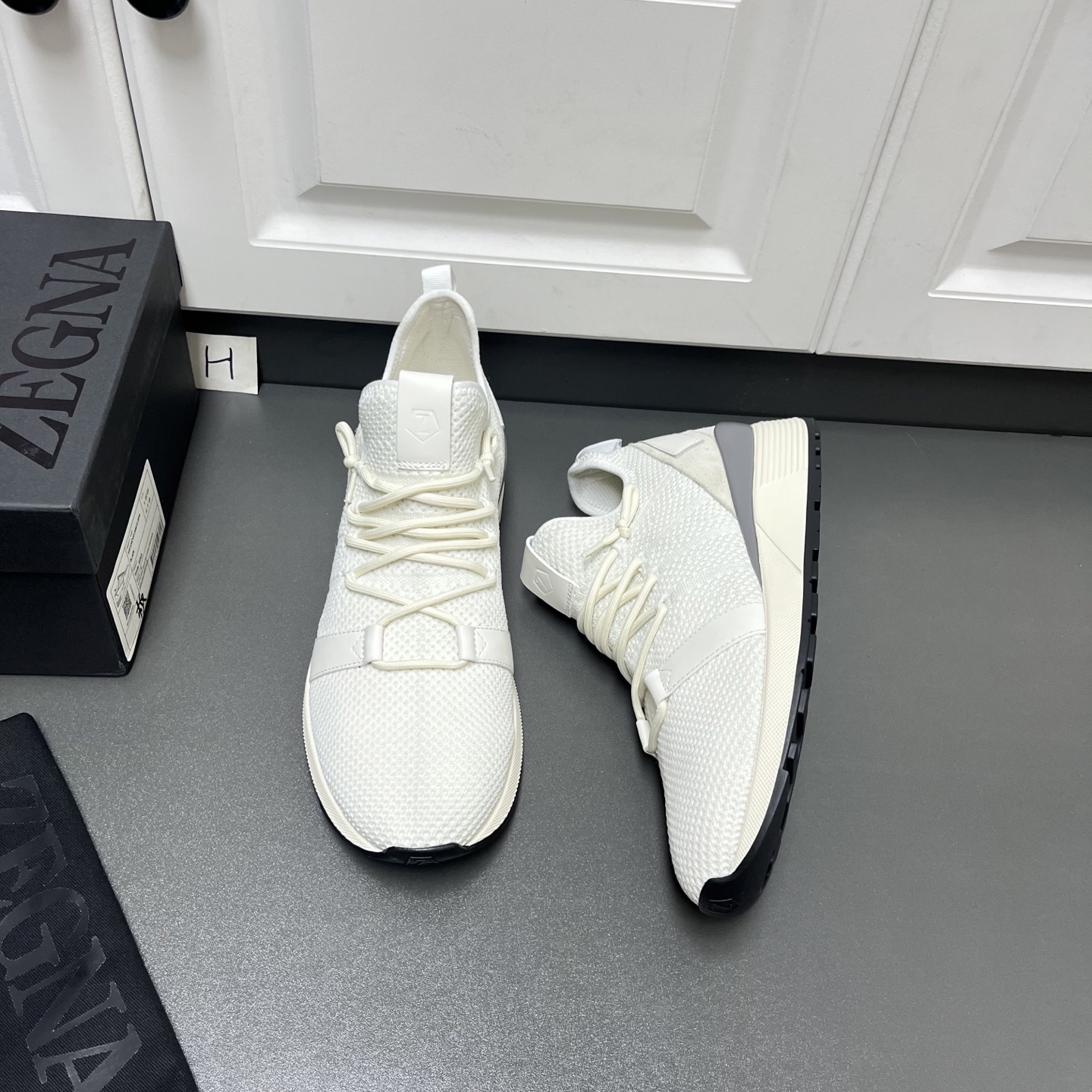 NO:357663,The new model is here, ZEGNA Men's Ergonomic Air Column Low-top Casual Sports Shoes, Three Colors In stock This low-top knitted fabric is integrated with calf leather decoration, contrasting color style design, double combination of foot laces, easy to put on and take off, and the style is versatile!  Paired with the original RB height-enhancing sole, it is bonded to a high-density rubber midsole, and it does not remove the bottom, and it is durable!  Rich craftsmanship details, clean and simple design lines are very versatile, the tongue and heel are decorated with logo logos, and men's casual sneakers are trendy items. H leather shoes size: 39/40/41/42/43/44 (45 can be customized) White original box packaging + dust bag C2050053,,zegna,sneakers19860909新款来了,ZEGNA杰尼亚·男士人体工学气柱低帮休闲运动鞋 三色有货 这款低帮针织织物,融入小牛革装饰,撞色风格设计,套脚系带双重组合,便于穿脱,款式百搭！搭配原厂RB增高鞋底,与高密度橡胶中底粘合,不开胶不掉底,经久耐穿！丰富的工艺细节,干净简洁的设计线条非常百搭,鞋舌及后跟饰有logo标识,男士休闲运动鞋潮流单品. H皮鞋码数:39/40/41/42/43/44 (45可定做) 白色 原盒包装+防尘袋 C2050053,,zegna,sneakers,Men's shoes