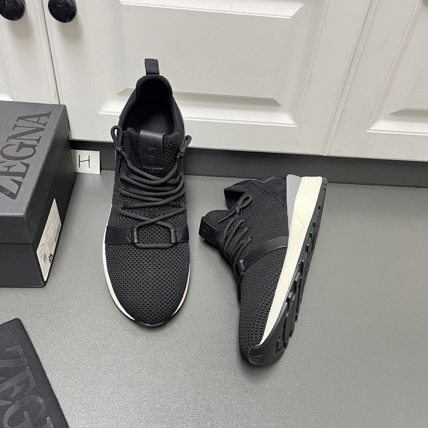 NO:357676,The new model is here, ZEGNA Men's Ergonomic Air Column Low-top Casual Sports Shoes, Three Colors In stock This low-top knitted fabric is integrated with calf leather decoration, contrasting color style design, double combination of foot laces, easy to put on and take off, and the style is versatile!  Paired with the original RB height-enhancing sole, it is bonded to a high-density rubber midsole, and it does not remove the bottom, and it is durable!  Rich craftsmanship details, clean and simple design lines are very versatile, the tongue and heel are decorated with logo logos, and men's casual sneakers are trendy items. H leather shoes size: 39/40/41/42/43/44 (45 can be customized) Black original box packaging + dust bag C2050053,,zegna,sneakers19860909新款来了,ZEGNA杰尼亚·男士人体工学气柱低帮休闲运动鞋 三色有货 这款低帮针织织物,融入小牛革装饰,撞色风格设计,套脚系带双重组合,便于穿脱,款式百搭！搭配原厂RB增高鞋底,与高密度橡胶中底粘合,不开胶不掉底,经久耐穿！丰富的工艺细节,干净简洁的设计线条非常百搭,鞋舌及后跟饰有logo标识,男士休闲运动鞋潮流单品. H皮鞋码数:39/40/41/42/43/44 (45可定做) 黑色 原盒包装+防尘袋 C2050053,,zegna,sneakers,Men's shoes