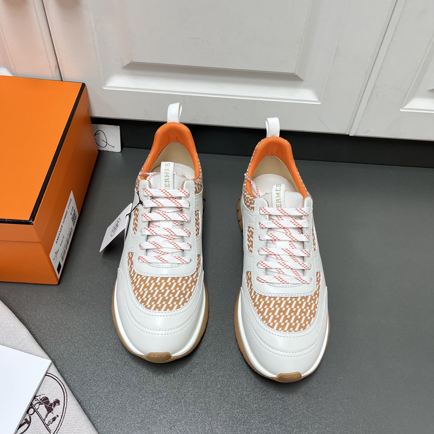 NO:347059,Hermès New FREE Men's Sports Shoes Official Website First-class This model is made of imported calfskin spliced ​​with italic H-patterned canvas upper, exquisite turning stitching, and the style is atmospheric and luxurious and comfortable!  The high-craft two-color rubber sole is wrapped in front and heels, decorated with oblique H capital letter patterns, has good anti-slip and wear resistance, and the pattern of laces, the tongue and heels are equipped with webbing, showing the urban and modern style!  Matched with the classic 