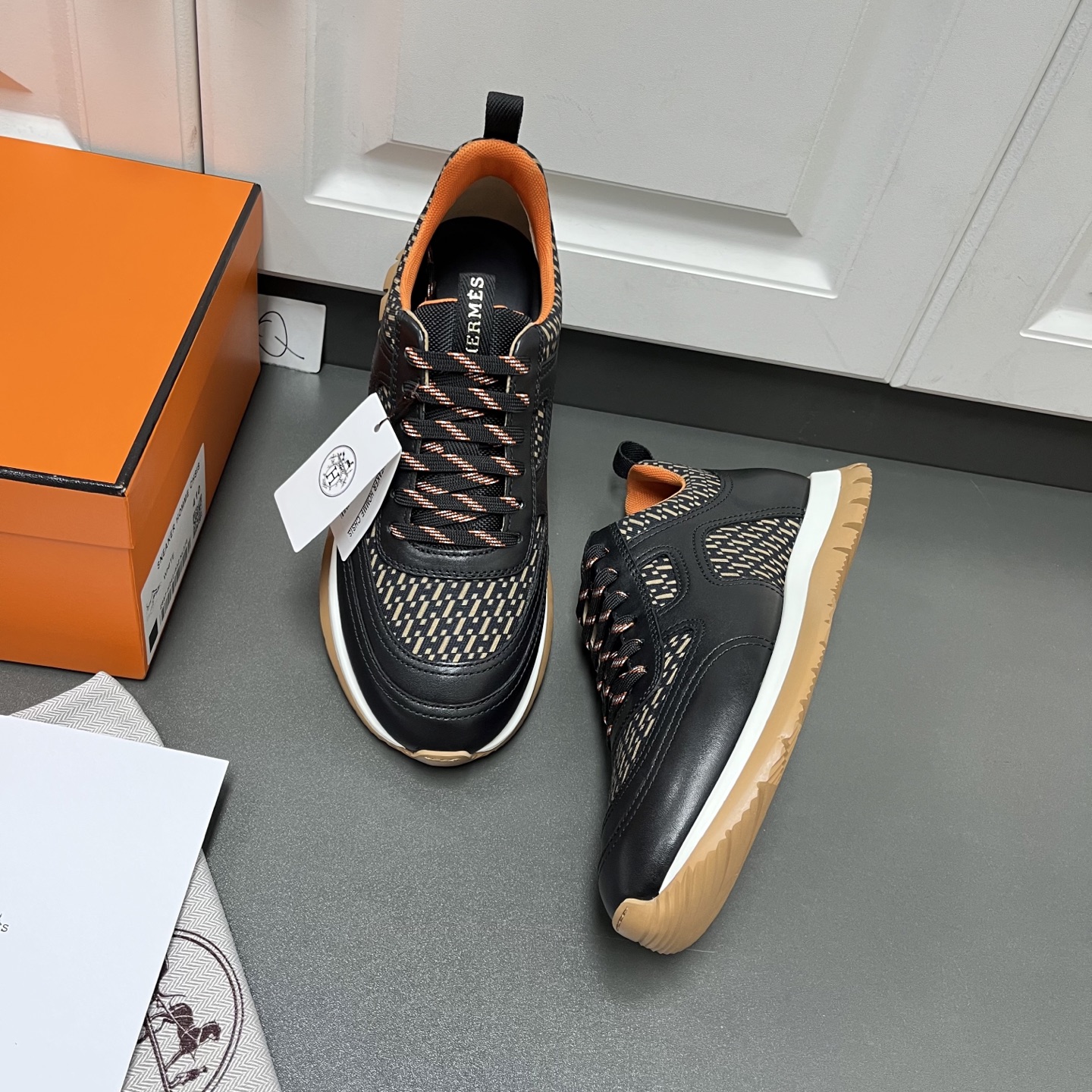 NO:347076,Hermès New FREE Men's Sports Shoes Official Website First-class This model is made of imported calfskin spliced ​​with italic H-patterned canvas upper, exquisite turning stitching, and the style is atmospheric and luxurious and comfortable!  The high-craft two-color rubber sole is wrapped in front and heels, decorated with oblique H capital letter patterns, has good anti-slip and wear resistance, and the pattern of laces, the tongue and heels are equipped with webbing, showing the urban and modern style!  Matched with the classic 