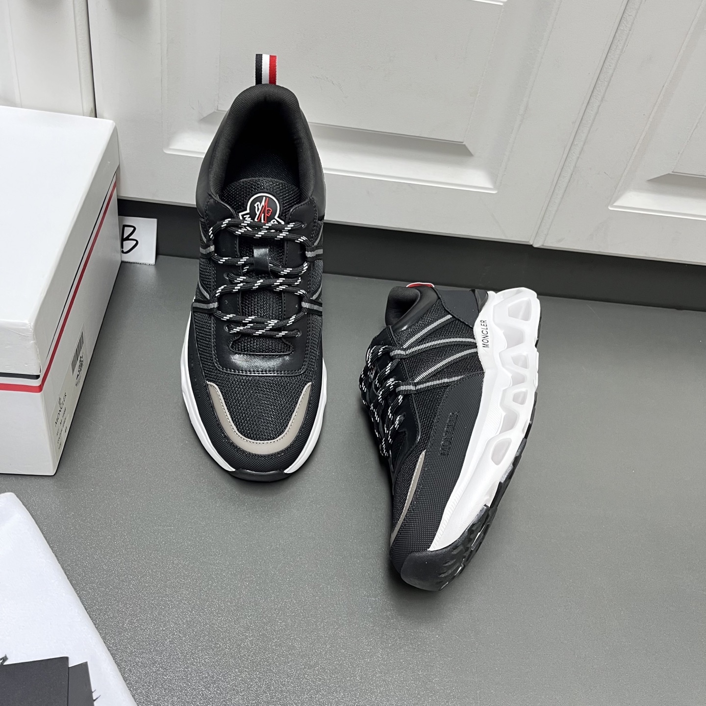 NO:352790,New Moncler masked men's shoes are shipped, casual sports men's shoes. This imported cowhide and neoprene are spliced ​​with various materials. The upper is designed with shoelaces and rubber inserts, the heel Moncler logo, and the outsole is made of TPU + rubber + high elastic rubber foam combination. It has high elasticity and high wear resistance and improves comfort. It is worth buying whether it is the upper or color design!  Leather shoes Size: 39/40/41/42/43/44 (custom made in 38.45), Moncler, cowhide19860909新款Moncler蒙口男鞋出货,休闲运动男鞋 这款进口牛皮面、氯丁橡胶,各种材质拼接打造,鞋面采用鞋带和橡胶嵌件设计,后跟Moncler标志,大底采用TPU+橡胶+高弹橡胶发泡组合成型,具有高弹性高耐磨性,提高舒适性,无论是鞋面还是颜色设计都值得入手！ 皮鞋Size:39/40/41/42/43/44（38.45订做）,,Moncler,cowhide,Men's shoes