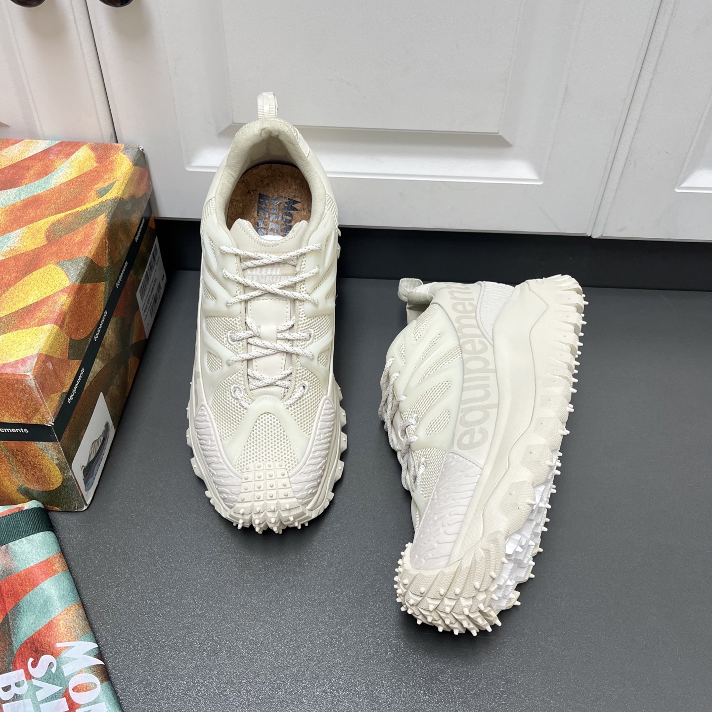 NO:351611,Moncler masked new Trailgri Amoeba casual sneakers Salehe Bembury design model, multi-color shipment This model is made of mesh fabric and leather, equipped with GORE-TEX functional film, lace opening and closing, and the design is novel. The EVA midsole and bottom contain carbon fiber, adding flexibility and lightness. The Vibram MEGAGRI rubber composite bottom adds grip to the shoes. OrthoLite insole enhances the permeability of the shoes and provides comfortable cushioning. The sole height is 4 cm, high-end customized model Leather shoe size: 39/40/41/42/43/44 White Original box packaging + dust bag No urgent order C2053055,,burberry,Moncler,sneakers19860909Moncler蒙口新品Trailgri Amoeba休闲运动鞋Salehe Bembury设计款,多色出货 这款采用网眼面料和皮革制成,配有GORE-TEX功能性薄膜,鞋带开合,设计新颖.EVA中底和底面之间含碳纤维,倍添灵活性与轻盈性,Vibram MEGAGRI橡胶复合底面为鞋履增添抓地力.OrthoLite鞋垫增强鞋履的通透性,并提供舒适的缓冲效果,鞋底高度是4厘米,高端定制款 皮鞋码数:39/40/41/42/43/44 白色 原盒包装+防尘袋 不接急单 C2053055,,burberry,Moncler,sneakers,Men's shoes