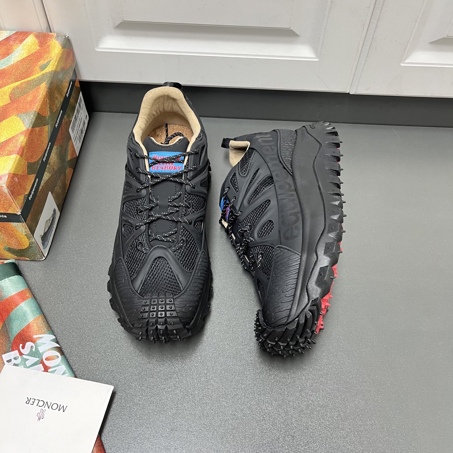 NO:351632,Moncler masked new Trailgri Amoeba casual sneakers Salehe Bembury design model, shipped in multiple colors. This model is made of mesh fabric and leather, equipped with GORE-TEX functional film, lace opening and closing, and the design is novel. The EVA midsole and the bottom contain carbon fiber, which adds flexibility and lightness. The Vibram MEGAGRI rubber composite bottom adds grip to the shoes. OrthoLite insole enhances the permeability of the shoes and provides comfortable cushioning. The sole height is 4 cm, high-end customized model Leather shoe size: 39/40/41/42/43/44 Black Original box packaging + dust bag No urgent order C2053055,,burberry,Moncler,sneakers19860909Moncler蒙口新品Trailgri Amoeba休闲运动鞋Salehe Bembury设计款,多色出货 这款采用网眼面料和皮革制成,配有GORE-TEX功能性薄膜,鞋带开合,设计新颖.EVA中底和底面之间含碳纤维,倍添灵活性与轻盈性,Vibram MEGAGRI橡胶复合底面为鞋履增添抓地力.OrthoLite鞋垫增强鞋履的通透性,并提供舒适的缓冲效果,鞋底高度是4厘米,高端定制款 皮鞋码数:39/40/41/42/43/44 黑色 原盒包装+防尘袋 不接急单 C2053055,,burberry,Moncler,sneakers,Men's shoes