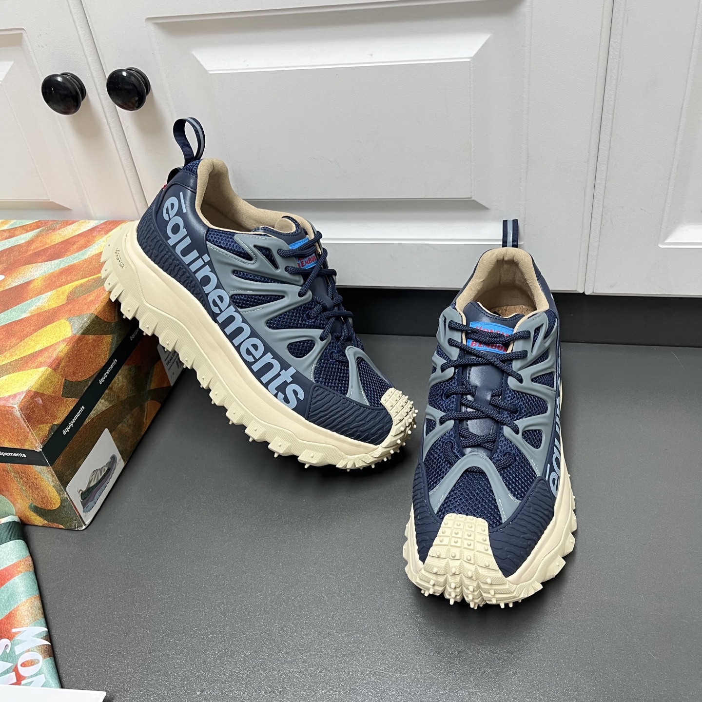 NO:351648,Moncler masked new Trailgri Amoeba casual sneakers Salehe Bembury design model, shipped in multiple colors. This model is made of mesh fabric and leather, equipped with GORE-TEX functional film, lace opening and closing, and the design is novel. The EVA midsole and the bottom contain carbon fiber, adding flexibility and lightness. The Vibram MEGAGRI rubber composite bottom adds grip to the shoes. OrthoLite insole enhances the permeability of the shoes and provides comfortable cushioning. The sole height is 4 cm, high-end customized model Leather shoe size: 39/40/41/42/43/44 Blue Original box packaging + dust bag No urgent order C2053055,,burberry,Moncler,sneakers19860909Moncler蒙口新品Trailgri Amoeba休闲运动鞋Salehe Bembury设计款,多色出货 这款采用网眼面料和皮革制成,配有GORE-TEX功能性薄膜,鞋带开合,设计新颖.EVA中底和底面之间含碳纤维,倍添灵活性与轻盈性,Vibram MEGAGRI橡胶复合底面为鞋履增添抓地力.OrthoLite鞋垫增强鞋履的通透性,并提供舒适的缓冲效果,鞋底高度是4厘米,高端定制款 皮鞋码数:39/40/41/42/43/44 蓝色 原盒包装+防尘袋 不接急单 C2053055,,burberry,Moncler,sneakers,Men's shoes