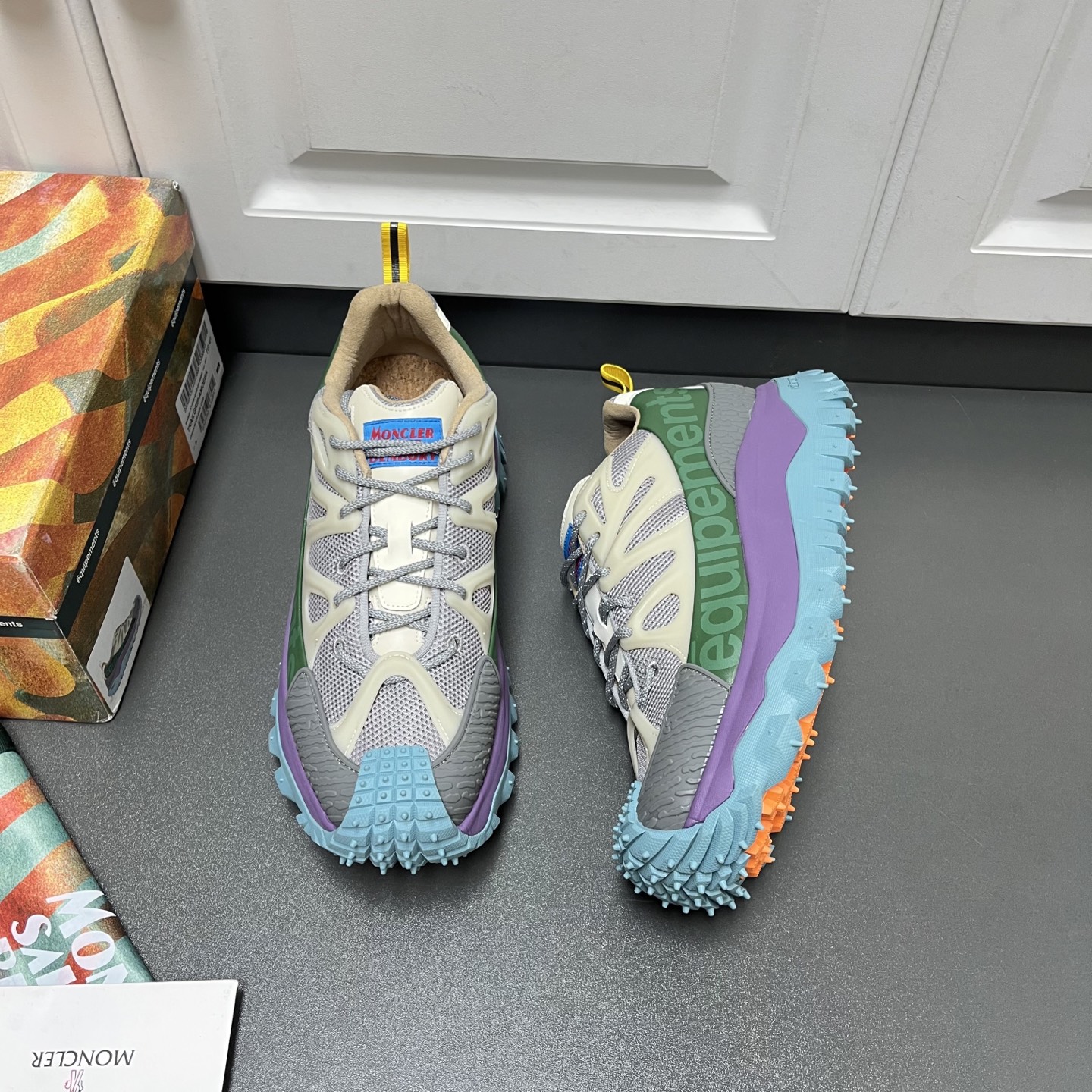 NO:351575,Moncler masked new Trailgri Amoeba casual sneakers Salehe Bembury design model, shipped in multiple colors. This model is made of mesh fabric and leather, equipped with GORE-TEX functional film, lace opening and closing, and the design is novel. The EVA midsole and the bottom contain carbon fiber, which adds flexibility and lightness. The Vibram MEGAGRI rubber composite bottom adds grip to the shoes. OrthoLite insole enhances the permeability of the shoes and provides comfortable cushioning. The sole height is 4 cm, high-end customized model Leather shoe size: 39/40/41/42/43/44 Gray and blue Original box packaging + dust bag No urgent order C2053055,,burberry,Moncler,sneakers19860909Moncler蒙口新品Trailgri Amoeba休闲运动鞋Salehe Bembury设计款,多色出货 这款采用网眼面料和皮革制成,配有GORE-TEX功能性薄膜,鞋带开合,设计新颖.EVA中底和底面之间含碳纤维,倍添灵活性与轻盈性,Vibram MEGAGRI橡胶复合底面为鞋履增添抓地力.OrthoLite鞋垫增强鞋履的通透性,并提供舒适的缓冲效果,鞋底高度是4厘米,高端定制款 皮鞋码数:39/40/41/42/43/44 灰蓝 原盒包装+防尘袋 不接急单 C2053055,,burberry,Moncler,sneakers,Men's shoes