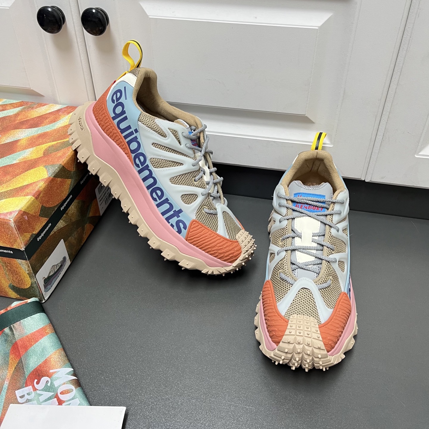 NO:351589,Moncler masked new Trailgri Amoeba casual sneakers Salehe Bembury design model, multi-color shipment This model is made of mesh fabric and leather, equipped with GORE-TEX functional film, lace opening and closing, and the design is novel. The EVA midsole and bottom contain carbon fiber, adding flexibility and lightness. The Vibram MEGAGRI rubber composite bottom adds grip to the shoes. OrthoLite insole enhances the permeability of the shoes and provides comfortable cushioning. The sole height is 4 cm, high-end customized model Leather shoe size: 39/40/41/42/43/44 Gray orange Original box packaging + dust bag No urgent order C2053055,,burberry,Moncler,sneakers19860909Moncler蒙口新品Trailgri Amoeba休闲运动鞋Salehe Bembury设计款,多色出货 这款采用网眼面料和皮革制成,配有GORE-TEX功能性薄膜,鞋带开合,设计新颖.EVA中底和底面之间含碳纤维,倍添灵活性与轻盈性,Vibram MEGAGRI橡胶复合底面为鞋履增添抓地力.OrthoLite鞋垫增强鞋履的通透性,并提供舒适的缓冲效果,鞋底高度是4厘米,高端定制款 皮鞋码数:39/40/41/42/43/44 灰橙色 原盒包装+防尘袋 不接急单 C2053055,,burberry,Moncler,sneakers,Men's shoes