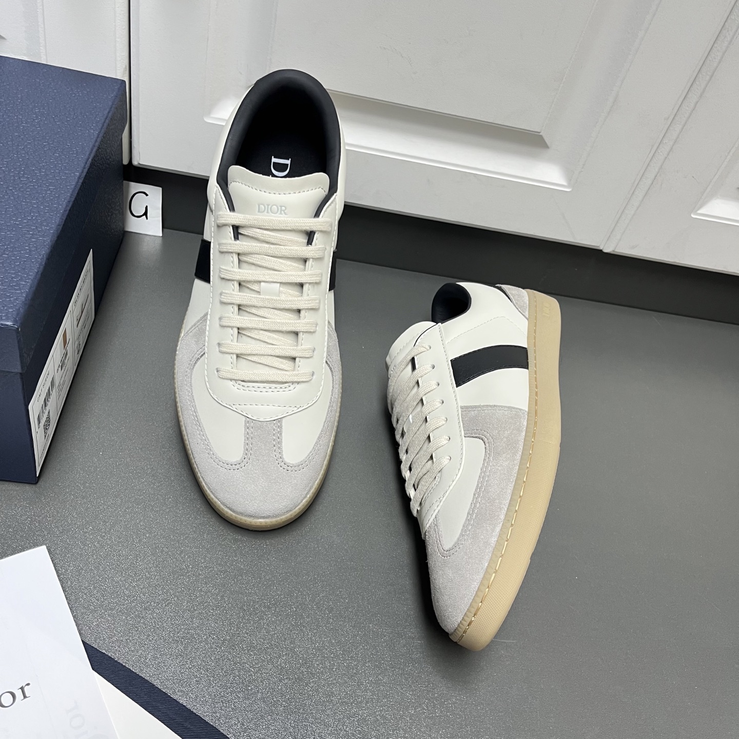 NO:351649,Dior early autumn series new casual sports men's shoes This B01 Matchpoint marks the return of Dior's classic style, reinterpreting with a stylish and elegant silhouette. It is carefully crafted in black and white smooth cowhide, decorated with gray suede splicing to enhance the style. The lace closure design is Dior logo on the tongue and inner sides, and the heel is decorated with CD Icon logo. The inner lining is customized with soft lambskin + brushed microfiber insole to prevent odor and anti-slip, and paired with amber rubber outsole with Dior logo, which can be matched with various styles of the Dior Icons limited series to create exquisite shapes. White and black G leather shoes size: 39/40/41/42/43/44 (45 can be customized)  C2045048,,dior,dior,cowhide,sheepskin19860909Dior迪奥 早秋系列新品休闲运动男鞋 这款B01 Matchpoint标志着 Dior 经典款式的回归,以时尚优雅的廓形重新诠释. 采用黑色和白色光滑牛皮革精心制作,饰以灰色绒面革拼接提升格调.鞋带开合设计,鞋舌和内部侧面饰以 Dior 标志,鞋后跟饰以 CD Icon 标志.内里定制柔软小羊皮+拉丝超纤鞋垫防臭止滑,搭配琥珀色橡胶外底点缀以 Dior 标志,可与 Dior Icons 限定系列的各式造型搭配,打造精致造型. 白黑色 G皮鞋码数:39/40/41/42/43/44 (45可定做) C2045048,,dior,dior,cowhide,sheepskin,Men's shoes