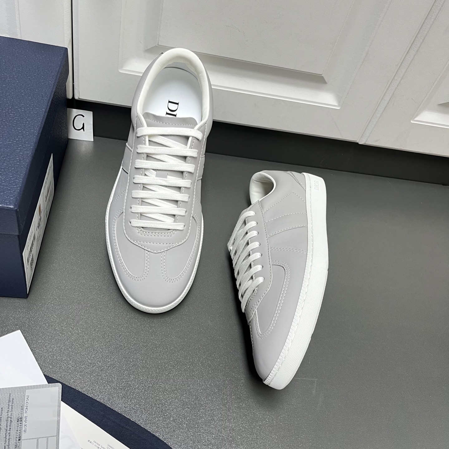 NO:351596,Dior early autumn series new casual sports men's shoes This B01 Matchpoint marks the return of Dior's classic style, reinterpreting it with a stylish and elegant silhouette. It is carefully crafted with smooth cowhide leather, and the splicing design enhances the style. The lace opening and closing design is decorated with Dior logo on the tongue and inner sides, and the heel is decorated with CD Icon logo. The inner lining is customized with soft lambskin + brushed microfiber insole to prevent odor and anti-slip, and the white rubber outsole is decorated with Dior logo. It can be matched with various styles of the Dior Icons limited series to create exquisite shapes. Gray G leather shoes size: 39/40/41/42/43/44 (45 can be customized) C2045048,,dior,dior,cowhide,sheepskin19860909Dior迪奥 早秋系列新品休闲运动男鞋 这款B01 Matchpoint标志着 Dior 经典款式的回归,以时尚优雅的廓形重新诠释. 采用光滑牛皮革精心制作,拼接设计提升格调.鞋带开合设计,鞋舌和内部侧面饰以 Dior 标志,鞋后跟饰以 CD Icon 标志.内里定制柔软小羊皮+拉丝超纤鞋垫防臭止滑,搭配白色橡胶外底点缀以 Dior 标志,可与 Dior Icons 限定系列的各式造型搭配,打造精致造型. 灰色 G皮鞋码数:39/40/41/42/43/44 (45可定做) C2045048,,dior,dior,cowhide,sheepskin,Men's shoes