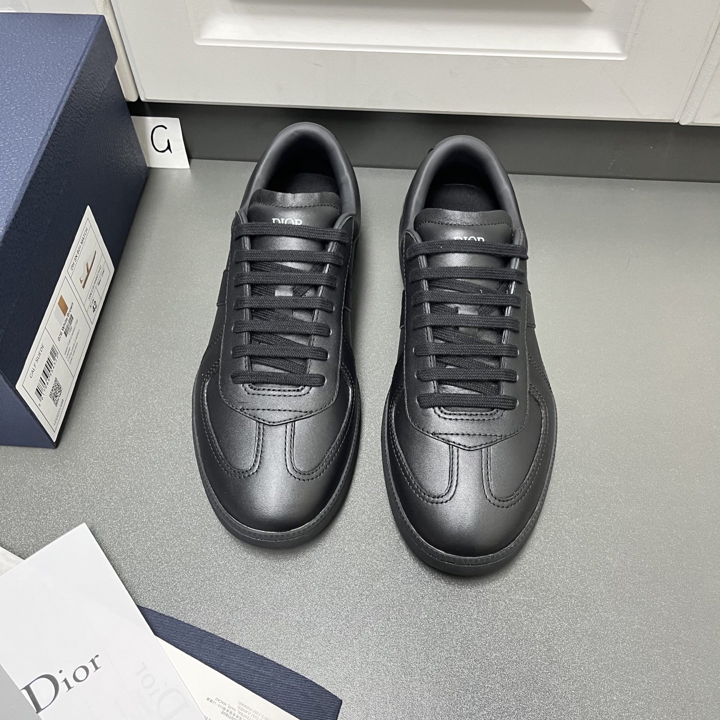 NO:351616,Dior early autumn series new casual sports men's shoes This B01 Matchpoint marks the return of Dior's classic style, reinterpreting it with a stylish and elegant silhouette. It is carefully crafted with smooth cowhide leather, and the splicing design enhances the style. The shoelaces are designed with Dior logo, the tongue and inner sides are decorated with Dior logo, and the heel is decorated with CD Icon logo. The inner lining is customized with soft lambskin + brushed microfiber insole to prevent odor and anti-slip, and the black rubber outsole is decorated with Dior logo, which can be matched with various styles of the Dior Icons limited series to create exquisite shapes. Black G leather shoes size: 39/40/41/42/43/44 (45 can be customized) C2045048,,dior,dior,cowhide,sheepskin19860909Dior迪奥 早秋系列新品休闲运动男鞋 这款B01 Matchpoint标志着 Dior 经典款式的回归,以时尚优雅的廓形重新诠释. 采用光滑牛皮革精心制作,拼接设计提升格调.鞋带开合设计,鞋舌和内部侧面饰以 Dior 标志,鞋后跟饰以 CD Icon 标志.内里定制柔软小羊皮+拉丝超纤鞋垫防臭止滑,搭配黑色橡胶外底点缀以 Dior 标志,可与 Dior Icons 限定系列的各式造型搭配,打造精致造型. 黑色 G皮鞋码数:39/40/41/42/43/44 (45可定做) C2045048,,dior,dior,cowhide,sheepskin,Men's shoes