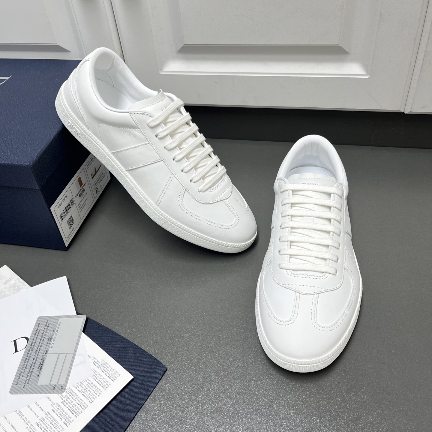 NO:351633,Dior early autumn series new casual sports men's shoes This B01 Matchpoint marks the return of Dior's classic style, reinterpreting with a stylish and elegant silhouette. It is carefully crafted with smooth cowhide leather, and the splicing design enhances the style. The shoelaces are designed with Dior logo, the tongue and inner sides are decorated with Dior logo, and the heel is decorated with CD Icon logo. The inner lining is customized with soft lambskin + brushed microfiber insole to prevent odor and anti-slip, and the white rubber outsole is decorated with Dior logo, which can be matched with various shapes of the Dior Icons limited series to create exquisite shapes. White G leather shoes size: 39/40/41/42/43/44 (45 can be customized) C2045048,,dior,dior,cowhide,sheepskin19860909Dior迪奥 早秋系列新品休闲运动男鞋 这款B01 Matchpoint标志着 Dior 经典款式的回归,以时尚优雅的廓形重新诠释. 采用光滑牛皮革精心制作,拼接设计提升格调.鞋带开合设计,鞋舌和内部侧面饰以 Dior 标志,鞋后跟饰以 CD Icon 标志.内里定制柔软小羊皮+拉丝超纤鞋垫防臭止滑,搭配白色橡胶外底点缀以 Dior 标志,可与 Dior Icons 限定系列的各式造型搭配,打造精致造型. 白色 G皮鞋码数:39/40/41/42/43/44 (45可定做) C2045048,,dior,dior,cowhide,sheepskin,Men's shoes