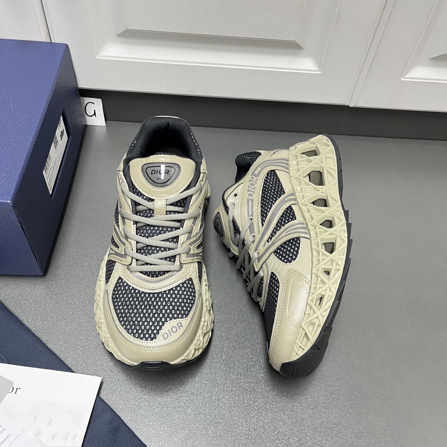 NO:351669,Dior B35 NXXT casual sneakers were made wonderfully at Dior's summer men's clothing series launch show, showing a unique futuristic charm. This hollow TPu sole that reflects the architectural aesthetic structure is decorated with rattan plaid patterns, demonstrating Dior's exquisite innovative craftsmanship. The sole is loose and light, with extraordinary stability, adding vitality to the exquisite contour. The brown and green suede upper is paired with raffia effect fabric to form a clever contrast, the shoelaces are opened and closed, and the running shoe design is back to the age. The graphic style and lines are fashionable and modern, decorated with high-frequency Dior and 47 logos, and the tongue and heel are decorated with Dior B35 patches as the exquisite finishing touch. Comfortable and stable, creating a relaxed and comfortable wearing experience. G leather shoes size: 39/40/41/42/43/44 (45 can be customized) Brown and green  The same Z cabinet original box packaging + dust bag C2050053,,dior,dior,sneakers19860909Dior迪奥B35 NXXT休闲运动鞋于迪奥夏季男装系列发布秀上精彩亮相,彰显别具一格的未来主义魅力. 这款体现建筑美学结构的镂空TPu鞋底饰以藤格纹图案,彰显Dior精湛的创新工艺.鞋底宽松轻盈,拥有非凡的稳定性,为精美的轮廓增添活力.褐绿色绒面革鞋面,搭配酒椰草效果面料,形成巧妙对比,鞋带开合,回溯 年代跑鞋设计.图形风格线条时尚现代,饰以高频 Dior和47 标志,鞋舌和鞋跟则饰以 Dior B35 补丁,作为精妙点睛之笔.舒适稳健,打造轻松自在的穿着体验. G皮鞋码数:39/40/41/42/43/44 (45可定做) 褐绿色 同Z柜原盒包装+防尘袋 C2050053,,dior,dior,sneakers,Men's shoes