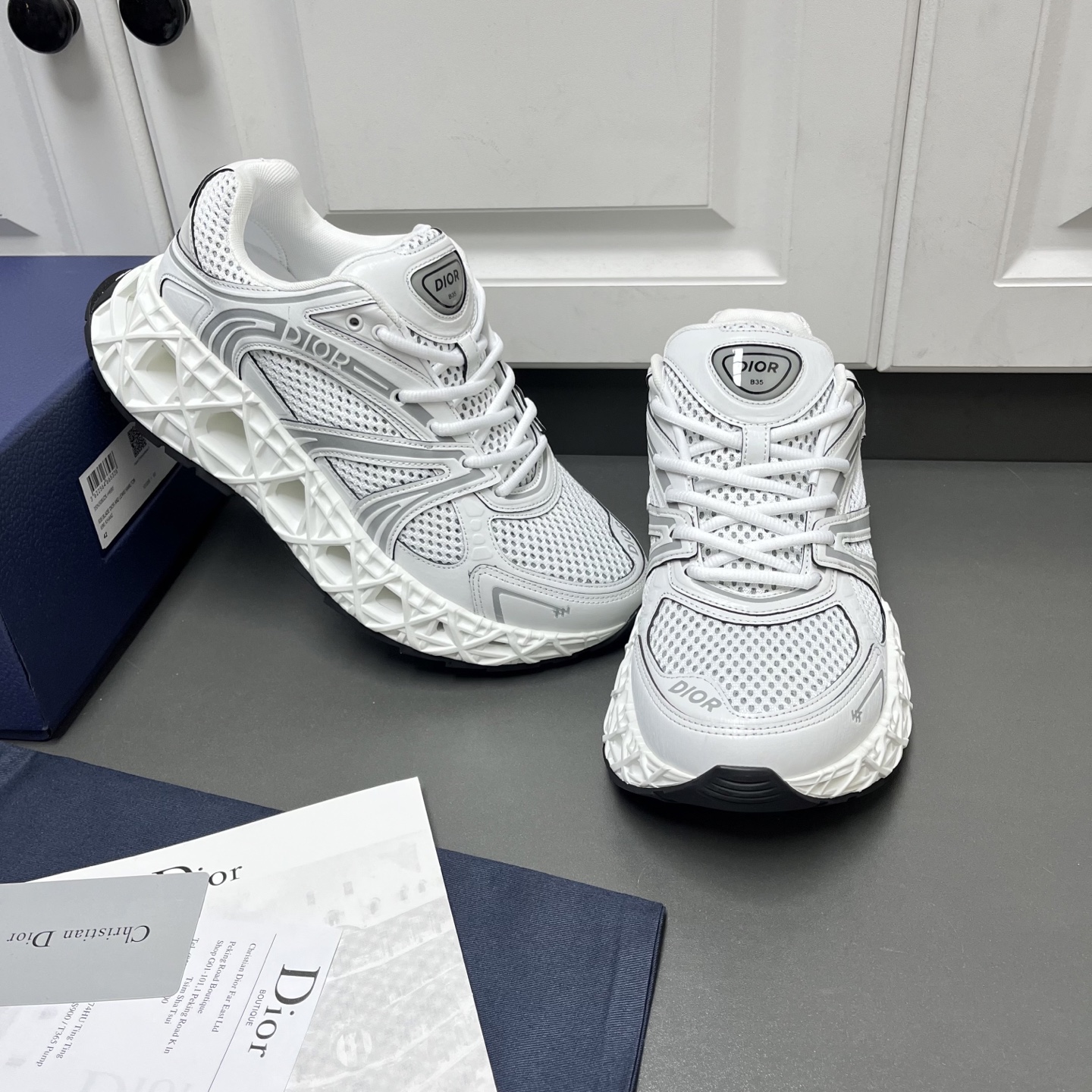 NO:351686,Dior B35 NXXT casual sneakers were made wonderfully at Dior Summer Men's Clothing Show, demonstrating a unique futuristic charm. This hollow TPu sole that reflects the architectural aesthetic structure is decorated with rattan plaid patterns, demonstrating Dior's exquisite innovative craftsmanship. The sole is loose and light, with extraordinary stability, adding vitality to the exquisite contour. The white suede upper, paired with raffia effect fabric, forms a clever contrast, lace opening and closing, and back to the era running shoe design. The graphic style and lines are fashionable and modern, decorated with high-frequency Dior and 47 logos, and the tongue and heel are decorated with Dior B35 patches as a exquisite finishing touch. Comfortable and stable, creating a relaxed and comfortable wearing experience. G leather shoes size: 39/40/41/42/43/44 (45 can be customized) White  The same Z cabinet original box packaging + dust bag C2050053,,dior,dior,sneakers19860909Dior迪奥B35 NXXT休闲运动鞋于迪奥夏季男装系列发布秀上精彩亮相,彰显别具一格的未来主义魅力. 这款体现建筑美学结构的镂空TPu鞋底饰以藤格纹图案,彰显Dior精湛的创新工艺.鞋底宽松轻盈,拥有非凡的稳定性,为精美的轮廓增添活力.白色绒面革鞋面,搭配酒椰草效果面料,形成巧妙对比,鞋带开合,回溯 年代跑鞋设计.图形风格线条时尚现代,饰以高频 Dior和47 标志,鞋舌和鞋跟则饰以 Dior B35 补丁,作为精妙点睛之笔.舒适稳健,打造轻松自在的穿着体验. G皮鞋码数:39/40/41/42/43/44 (45可定做) 白色 同Z柜原盒包装+防尘袋 C2050053,,dior,dior,sneakers,Men's shoes