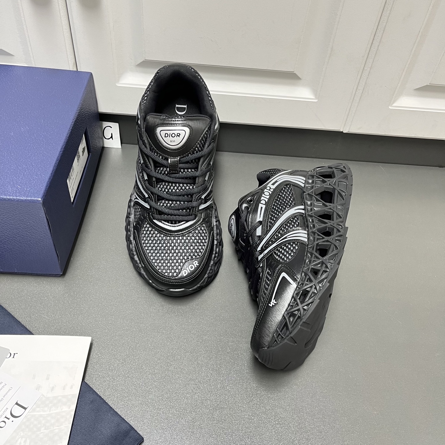 NO:351709,Dior B35 NXXT casual sneakers were made wonderfully at Dior's summer men's clothing series launch show, showing a unique futuristic charm. This hollow TPu sole that reflects the architectural aesthetic structure is decorated with rattan plaid patterns, demonstrating Dior's exquisite innovative craftsmanship. The sole is loose and light, with extraordinary stability, adding vitality to the exquisite contour. The black suede upper is paired with raffia effect fabric to form a clever contrast, the laces are opened and closed, and the running shoe design is back to the era. The graphic style and lines are fashionable and modern, decorated with high-frequency Dior and 47 logos, and the tongue and heel are decorated with Dior B35 patches as a exquisite finishing touch. Comfortable and stable, creating a relaxed and comfortable wearing experience. G leather shoes size: 39/40/41/42/43/44 (45 can be customized) Black  The same Z cabinet original box packaging + dust bag C2050053,,dior,dior,sneakers19860909Dior迪奥B35 NXXT休闲运动鞋于迪奥夏季男装系列发布秀上精彩亮相,彰显别具一格的未来主义魅力. 这款体现建筑美学结构的镂空TPu鞋底饰以藤格纹图案,彰显Dior精湛的创新工艺.鞋底宽松轻盈,拥有非凡的稳定性,为精美的轮廓增添活力.黑色绒面革鞋面,搭配酒椰草效果面料,形成巧妙对比,鞋带开合,回溯 年代跑鞋设计.图形风格线条时尚现代,饰以高频 Dior和47 标志,鞋舌和鞋跟则饰以 Dior B35 补丁,作为精妙点睛之笔.舒适稳健,打造轻松自在的穿着体验. G皮鞋码数:39/40/41/42/43/44 (45可定做) 黑色 同Z柜原盒包装+防尘袋 C2050053,,dior,dior,sneakers,Men's shoes