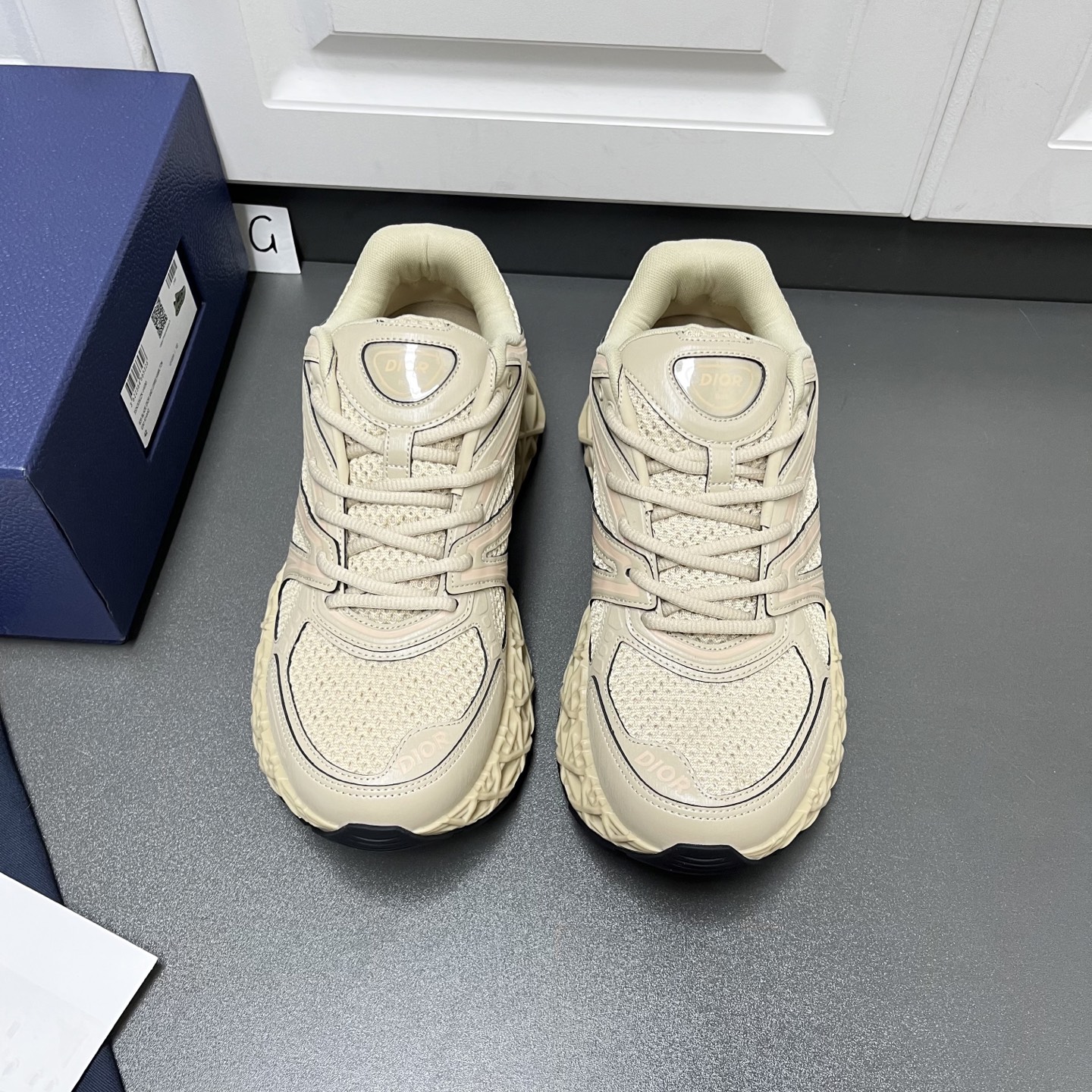 NO:351733,Dior B35 NXXT casual sneakers were made wonderfully at Dior's summer men's clothing series launch show, showing a unique futuristic charm. This hollow TPu sole that reflects the architectural aesthetic structure is decorated with rattan plaid patterns, demonstrating Dior's exquisite innovative craftsmanship. The sole is loose and light, with extraordinary stability, adding vitality to the exquisite contour. The apricot suede upper is paired with raffia effect fabric to form a clever contrast, the laces are opened and closed, and the running shoe design is back to the age. The graphic style and lines are fashionable and modern, decorated with high-frequency Dior and 47 logos, and the tongue and heel are decorated with Dior B35 patches as a exquisite finishing touch. Comfortable and stable, creating a relaxed and comfortable wearing experience. G leather shoes size: 39/40/41/42/43/44 (45 can be customized) Beige  The same Z cabinet original box packaging + dust bag C2050053,,dior,dior,sneakers19860909Dior迪奥B35 NXXT休闲运动鞋于迪奥夏季男装系列发布秀上精彩亮相,彰显别具一格的未来主义魅力. 这款体现建筑美学结构的镂空TPu鞋底饰以藤格纹图案,彰显Dior精湛的创新工艺.鞋底宽松轻盈,拥有非凡的稳定性,为精美的轮廓增添活力.杏色绒面革鞋面,搭配酒椰草效果面料,形成巧妙对比,鞋带开合,回溯 年代跑鞋设计.图形风格线条时尚现代,饰以高频 Dior和47 标志,鞋舌和鞋跟则饰以 Dior B35 补丁,作为精妙点睛之笔.舒适稳健,打造轻松自在的穿着体验. G皮鞋码数:39/40/41/42/43/44 (45可定做) 米色 同Z柜原盒包装+防尘袋 C2050053,,dior,dior,sneakers,Men's shoes