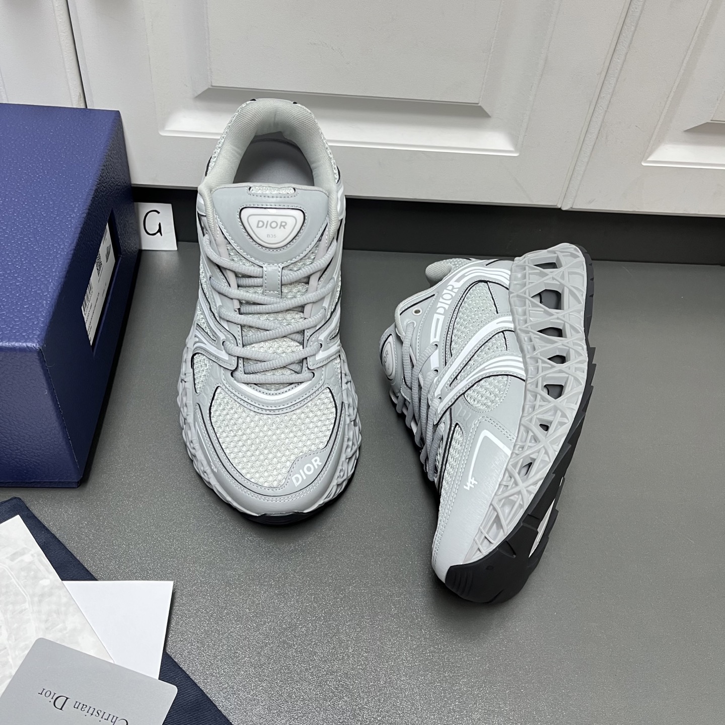 NO:351762,Dior B35 NXXT casual sneakers were made wonderfully at Dior Summer Men's Clothing Show, demonstrating a unique futuristic charm. This hollow TPu sole that reflects the architectural aesthetic structure is decorated with rattan plaid patterns, demonstrating Dior's exquisite innovative craftsmanship. The sole is loose and light, with extraordinary stability, adding vitality to the exquisite contour. The gray suede upper, paired with raffia effect fabric, forms a clever contrast, lace opening and closing, and back to the era running shoe design. The graphic style and lines are fashionable and modern, decorated with high-frequency Dior and 47 logos, and the tongue and heel are decorated with Dior B35 patches as a exquisite finishing touch. Comfortable and stable, creating a relaxed and comfortable wearing experience. G leather shoes size: 39/40/41/42/43/44 (45 can be customized) Gray  The same Z cabinet original box packaging + dust bag C2050053,,dior,dior,sneakers19860909Dior迪奥B35 NXXT休闲运动鞋于迪奥夏季男装系列发布秀上精彩亮相,彰显别具一格的未来主义魅力. 这款体现建筑美学结构的镂空TPu鞋底饰以藤格纹图案,彰显Dior精湛的创新工艺.鞋底宽松轻盈,拥有非凡的稳定性,为精美的轮廓增添活力.灰色绒面革鞋面,搭配酒椰草效果面料,形成巧妙对比,鞋带开合,回溯 年代跑鞋设计.图形风格线条时尚现代,饰以高频 Dior和47 标志,鞋舌和鞋跟则饰以 Dior B35 补丁,作为精妙点睛之笔.舒适稳健,打造轻松自在的穿着体验. G皮鞋码数:39/40/41/42/43/44 (45可定做) 灰色 同Z柜原盒包装+防尘袋 C2050053,,dior,dior,sneakers,Men's shoes