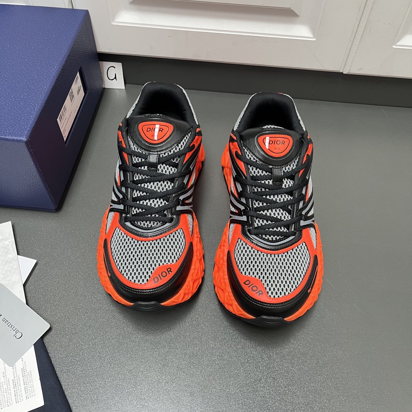 NO:351576,The limited edition Dior B35 NXXT casual sneakers were made wonderfully at the Dior Summer Men's Clothing Series launch show, showing a unique futuristic charm. This hollow TPu sole that reflects the architectural aesthetic structure is decorated with rattan plaid patterns, demonstrating Dior's exquisite innovative craftsmanship. The sole is loose and light, with extraordinary stability, adding vitality to the exquisite contour. The red suede upper is paired with raffia effect fabric to form a clever contrast, the laces are opened and closed, and the running shoe design is back to the age. The graphic style and lines are fashionable and modern, decorated with high-frequency Dior and 47 logos, and the tongue and heel are decorated with Dior B35 patches as a exquisite finishing touch. Comfortable and stable, creating a relaxed and comfortable wearing experience. G leather shoes size: 39/40/41/42/43/44 (45 can be customized) Red  The same Z cabinet original box packaging + dust bag C2050053,,dior,dior,sneakers19860909限量版 Dior迪奥B35 NXXT休闲运动鞋于迪奥夏季男装系列发布秀上精彩亮相,彰显别具一格的未来主义魅力. 这款体现建筑美学结构的镂空TPu鞋底饰以藤格纹图案,彰显Dior精湛的创新工艺.鞋底宽松轻盈,拥有非凡的稳定性,为精美的轮廓增添活力.红色绒面革鞋面,搭配酒椰草效果面料,形成巧妙对比,鞋带开合,回溯 年代跑鞋设计.图形风格线条时尚现代,饰以高频 Dior和47 标志,鞋舌和鞋跟则饰以 Dior B35 补丁,作为精妙点睛之笔.舒适稳健,打造轻松自在的穿着体验. G皮鞋码数:39/40/41/42/43/44 (45可定做) 红色 同Z柜原盒包装+防尘袋 C2050053,,dior,dior,sneakers,Men's shoes