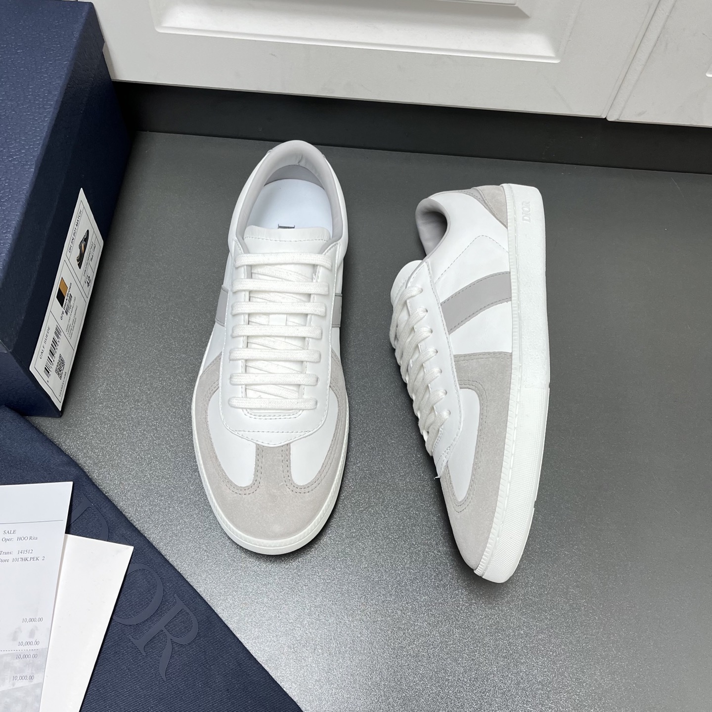 NO:351685,New color Dior early autumn series new casual sports men's shoes This B01 Matchpoint marks the return of Dior's classic style, reinterpreting with a fashionable and elegant silhouette. It is carefully crafted with smooth cowhide + beef back velvet, and the splicing design enhances the style. The lace opening and closing design is designed with Dior logo on the tongue and inner sides, and the heel is decorated with CD Icon logo. The inner soft lambskin + brushed microfiber insole is anti-odor and anti-slip, and the black rubber outsole is embellished with Dior logo. It can be matched with various styles of the Dior Icons limited series to create exquisite shapes. White and gray G leather shoes size: 39/40/41/42/43/44 (45 can be customized)  C2045048,,dior,dior,cowhide,sheepskin19860909新配色 Dior迪奥 早秋系列新品休闲运动男鞋 这款B01 Matchpoint标志着 Dior 经典款式的回归,以时尚优雅的廓形重新诠释. 采用光滑牛皮革+牛反绒搭配精心制作,拼接设计提升格调.鞋带开合设计,鞋舌和内部侧面饰以 Dior 标志,鞋后跟饰以 CD Icon 标志.内里定制柔软小羊皮+拉丝超纤鞋垫防臭止滑,搭配黑色橡胶外底点缀以 Dior 标志,可与 Dior Icons 限定系列的各式造型搭配,打造精致造型. 白灰 G皮鞋码数:39/40/41/42/43/44 (45可定做) C2045048,,dior,dior,cowhide,sheepskin,Men's shoes