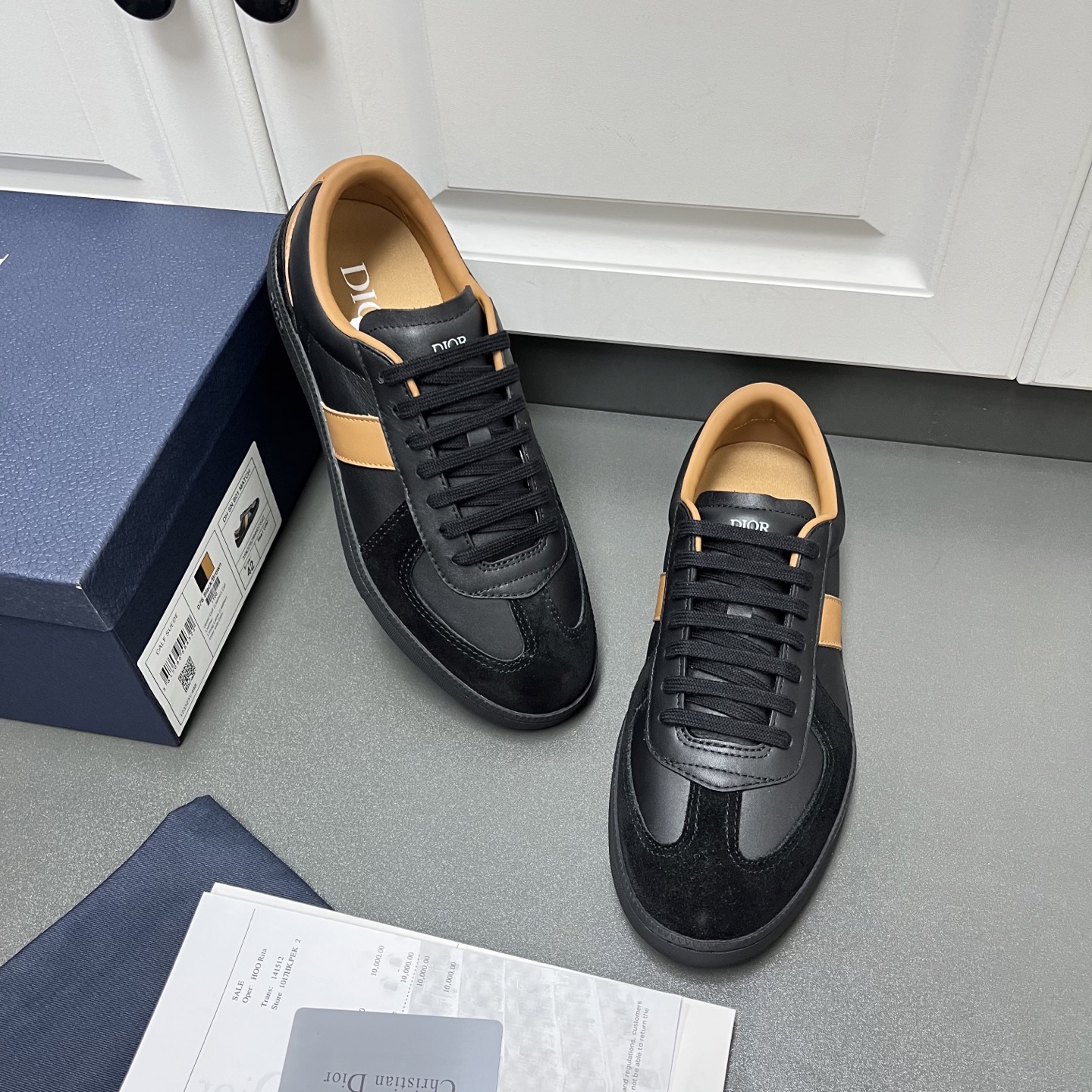 NO:351712,New color Dior early autumn series new casual sports men's shoes This B01 Matchpoint marks the return of Dior's classic style, reinterpreting with a fashionable and elegant silhouette. It is carefully crafted with smooth cowhide + cow back velvet, and the splicing design enhances the style. The lace opening and closing design is designed with Dior logo on the tongue and inner sides, and the heel is decorated with CD Icon logo. The inner lining is customized with soft lambskin + brushed microfiber insole to prevent odor and anti-slip, and the black rubber outsole is decorated with Dior logo. It can be matched with various styles of the Dior Icons limited series to create exquisite shapes. Black G leather shoes size: 39/40/41/42/43/44 (45 can be customized) C2045048,,dior,dior,cowhide,sheepskin19860909新配色 Dior迪奥 早秋系列新品休闲运动男鞋 这款B01 Matchpoint标志着 Dior 经典款式的回归,以时尚优雅的廓形重新诠释. 采用光滑牛皮革+牛反绒搭配精心制作,拼接设计提升格调.鞋带开合设计,鞋舌和内部侧面饰以 Dior 标志,鞋后跟饰以 CD Icon 标志.内里定制柔软小羊皮+拉丝超纤鞋垫防臭止滑,搭配黑色橡胶外底点缀以 Dior 标志,可与 Dior Icons 限定系列的各式造型搭配,打造精致造型. 黑色 G皮鞋码数:39/40/41/42/43/44 (45可定做) C2045048,,dior,dior,cowhide,sheepskin,Men's shoes