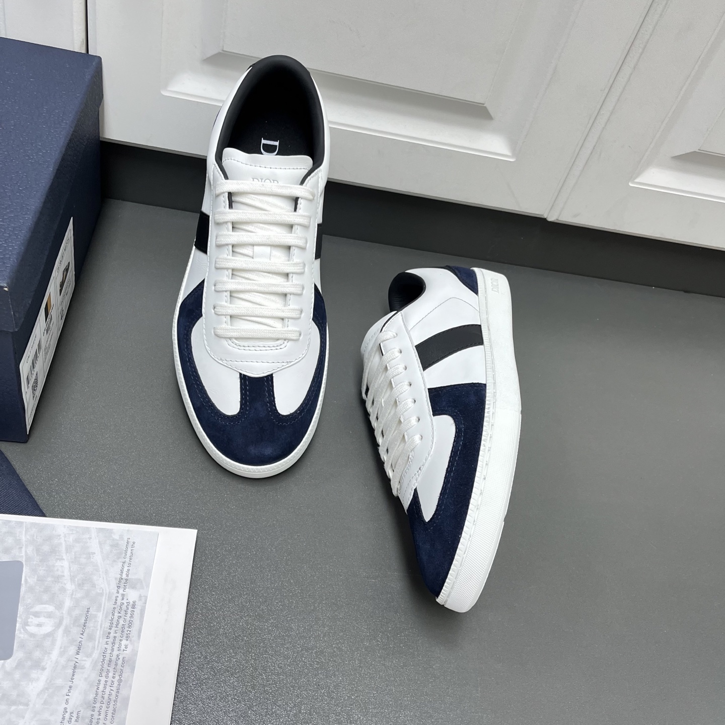 NO:351738,New color Dior early autumn series new casual sports men's shoes This B01 Matchpoint marks the return of Dior's classic style, reinterpreting with a fashionable and elegant silhouette. It is carefully crafted with smooth cowhide + beef back velvet, and the splicing design enhances the style. The lace opening and closing design is designed with Dior logo on the tongue and inner sides, and the heel is decorated with CD Icon logo. The inner lining is customized with soft lambskin + brushed microfiber insole to prevent odor and anti-slip, and the black rubber outsole is decorated with Dior logo. It can be matched with various styles of the Dior Icons limited series to create exquisite shapes. White and blue G leather shoes size: 39/40/41/42/43/44 (45 can be customized)  C2045048,,dior,dior,cowhide,sheepskin19860909新配色 Dior迪奥 早秋系列新品休闲运动男鞋 这款B01 Matchpoint标志着 Dior 经典款式的回归,以时尚优雅的廓形重新诠释. 采用光滑牛皮革+牛反绒搭配精心制作,拼接设计提升格调.鞋带开合设计,鞋舌和内部侧面饰以 Dior 标志,鞋后跟饰以 CD Icon 标志.内里定制柔软小羊皮+拉丝超纤鞋垫防臭止滑,搭配黑色橡胶外底点缀以 Dior 标志,可与 Dior Icons 限定系列的各式造型搭配,打造精致造型. 白蓝 G皮鞋码数:39/40/41/42/43/44 (45可定做) C2045048,,dior,dior,cowhide,sheepskin,Men's shoes