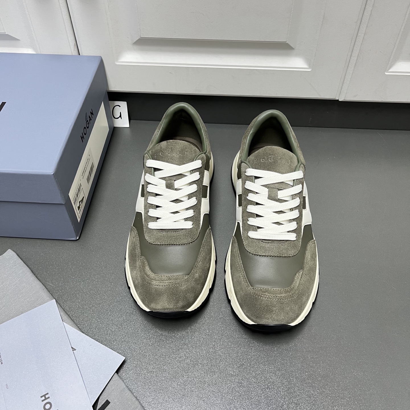 NO:346687,New color shipment Hogan 2025 autumn and winter men's casual sneakers, high-end lace-up shoes, this model is endorsed by Wu Lei, the same style in the counter, futuristic, luxury and trendy style, new lnteractive cube series, imported from Italy, flocked beef reverse velvet cowhide + top layer, delicate soft cowhide + streamlined shoe body + side super H letter design, texture layered light sole, memory foam insole, heightened anti-slip wear-resistant IP classic outsole, super comfortable on the foot, a must-have for trendy men, welcome to order, G leather shoes size: 39/40/41/42/43/44 dark green, original box packaging,,hogan,sneakers,cowhide19860909新色出货 Hogan霍根2025秋冬男士休闲运动鞋 高端系带板鞋 这款由吴磊倾情代言 专柜同款 未来主义 奢潮款 全新lnteractive cube系列 进口意大利进口植绒牛反绒牛皮+头层细腻柔软牛皮+流线型鞋身+侧超H字母设计 纹理层次感轻质鞋底 记忆泡沫内底 增高防滑耐磨IP经典大底 上脚超舒适 潮男必备款 欢迎订购 G皮鞋码数:39/40/41/42/43/44 墨绿色 原盒包装,,hogan,sneakers,cowhide,Men's shoes