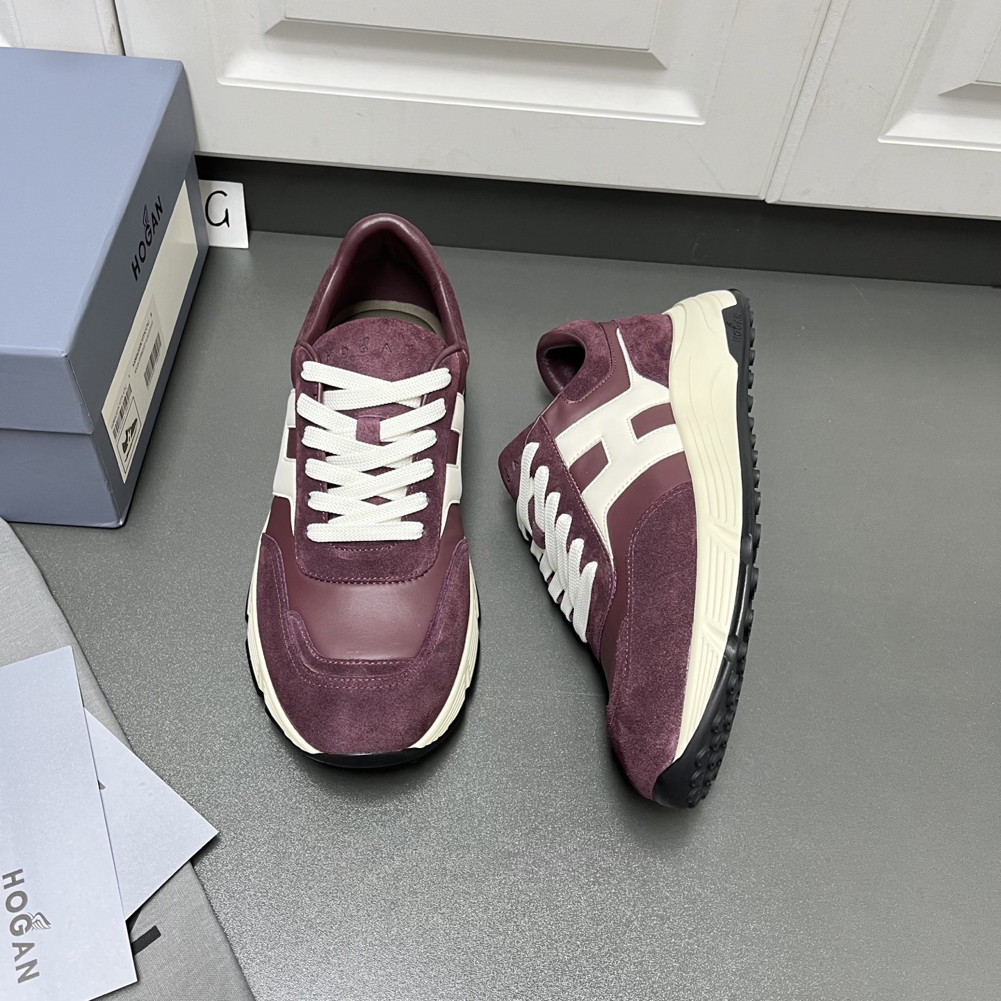 NO:346723,New color shipment Hogan 2025 autumn and winter men's casual sneakers, high-end lace-up shoes, this model is endorsed by Wu Lei, the same style in the counter, futuristic, luxury and trendy style, new lnteractive cube series, imported from Italy, flocked beef reverse velvet cowhide + top layer, delicate soft cowhide + streamlined shoe body + side super H letter design, texture layered light sole, memory foam insole, heightened anti-slip wear-resistant IP classic outsole, super comfortable on the foot, a must-have for trendy men, welcome to order, G leather shoes size: 39/40/41/42/43/44 Burgundy Original box packaging,,hogan,sneakers,cowhide19860909新色出货 Hogan霍根2025秋冬男士休闲运动鞋 高端系带板鞋 这款由吴磊倾情代言 专柜同款 未来主义 奢潮款 全新lnteractive cube系列 进口意大利进口植绒牛反绒牛皮+头层细腻柔软牛皮+流线型鞋身+侧超H字母设计 纹理层次感轻质鞋底 记忆泡沫内底 增高防滑耐磨IP经典大底 上脚超舒适 潮男必备款 欢迎订购 G皮鞋码数:39/40/41/42/43/44 酒红色 原盒包装,,hogan,sneakers,cowhide,Men's shoes