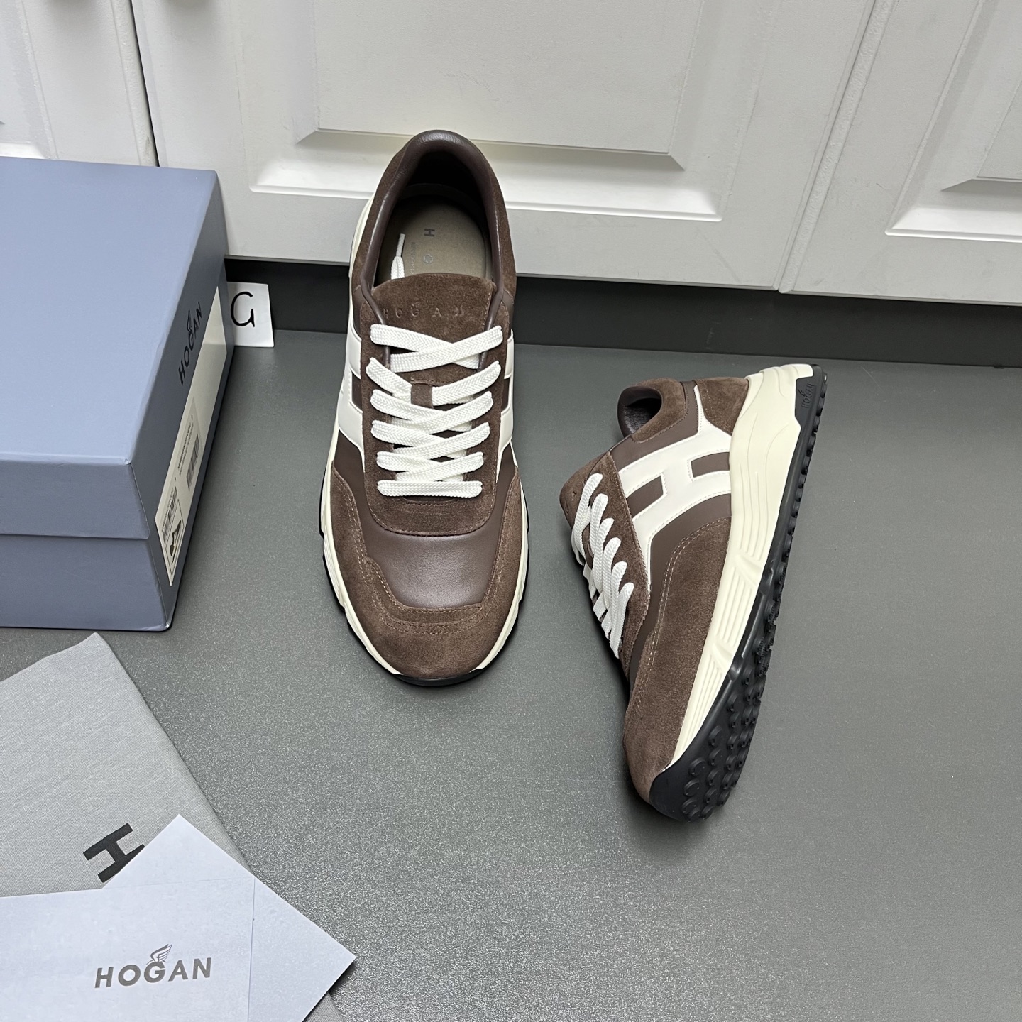 NO:346705,New colors shipped Hogan 2025 autumn and winter men's casual sneakers, high-end lace-up shoes, this model endorsed by Wu Lei, the same style in the counter, futuristic, luxury and trendy style, new lnteractive cube series, imported from Italy, flocked beef reverse velvet cowhide + top layer, delicate soft cowhide + streamlined shoe body + side super H letter design, texture layered light sole, memory foam insole, heightened anti-slip wear-resistant IP classic outsole, super comfortable on the foot, a must-have for trendy men, welcome to order, G leather shoes size: 39/40/41/42/43/44, dark brown, original box packaging, hogan, sneakers, cowhide19860909新色出货 Hogan霍根2025秋冬男士休闲运动鞋 高端系带板鞋 这款由吴磊倾情代言 专柜同款 未来主义 奢潮款 全新lnteractive cube系列 进口意大利进口植绒牛反绒牛皮+头层细腻柔软牛皮+流线型鞋身+侧超H字母设计 纹理层次感轻质鞋底 记忆泡沫内底 增高防滑耐磨IP经典大底 上脚超舒适 潮男必备款 欢迎订购 G皮鞋码数:39/40/41/42/43/44 深咖色 原盒包装,,hogan,sneakers,cowhide,Men's shoes