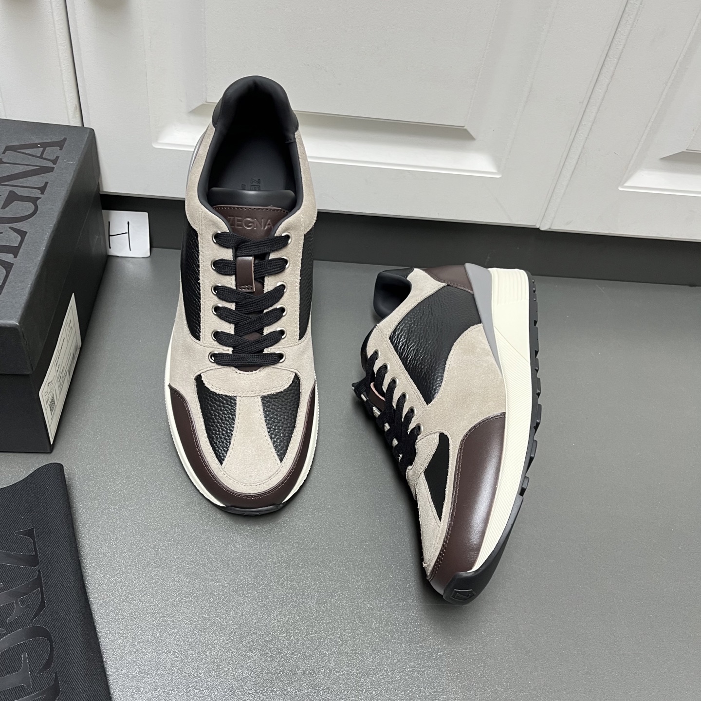 NO:357697,Zegna New men's low-top casual sneakers are shipped. This men's shoes are made of imported calfskin, nylon fabric and suede cowhide leather. The three-dimensional geometric segmentation layering feel, rich craftsmanship details, and the clean and simple design lines are very versatile. The cowhide inner lining is equipped with embossed logo cowhide feet, elegant and personalized, anti-slip, wear-resistant and durable two-color rubber outsole, which is durable and does not fall off the bottom. The tongue is decorated with logo logo. It is a very good trendy item for men's casual sneakers, worth having! H leather shoes size: 39/40/41/42/43/44 Coffee grey Original box packaging + dust bag C2050053,,zegna,sneakers,cowhide19860909Zegna杰尼亚 新款男士低帮休闲运动鞋出货 这款男鞋由进口小牛皮、尼龙织物及绒面牛皮革拼接打造,立体几何分割层次感,丰富的工艺细节,干净简洁的设计线条非常百搭,牛皮内里标配压纹徽标牛皮脚垫,优雅个性,防滑耐磨又耐用的双色橡胶大底,耐穿不掉底,鞋舌饰有logo标识,非常不错的男士休闲运动鞋潮流单品,值得拥有! H皮鞋码数:39/40/41/42/43/44 咖灰色 原盒包装+防尘袋 C2050053,,zegna,sneakers,cowhide,Men's shoes