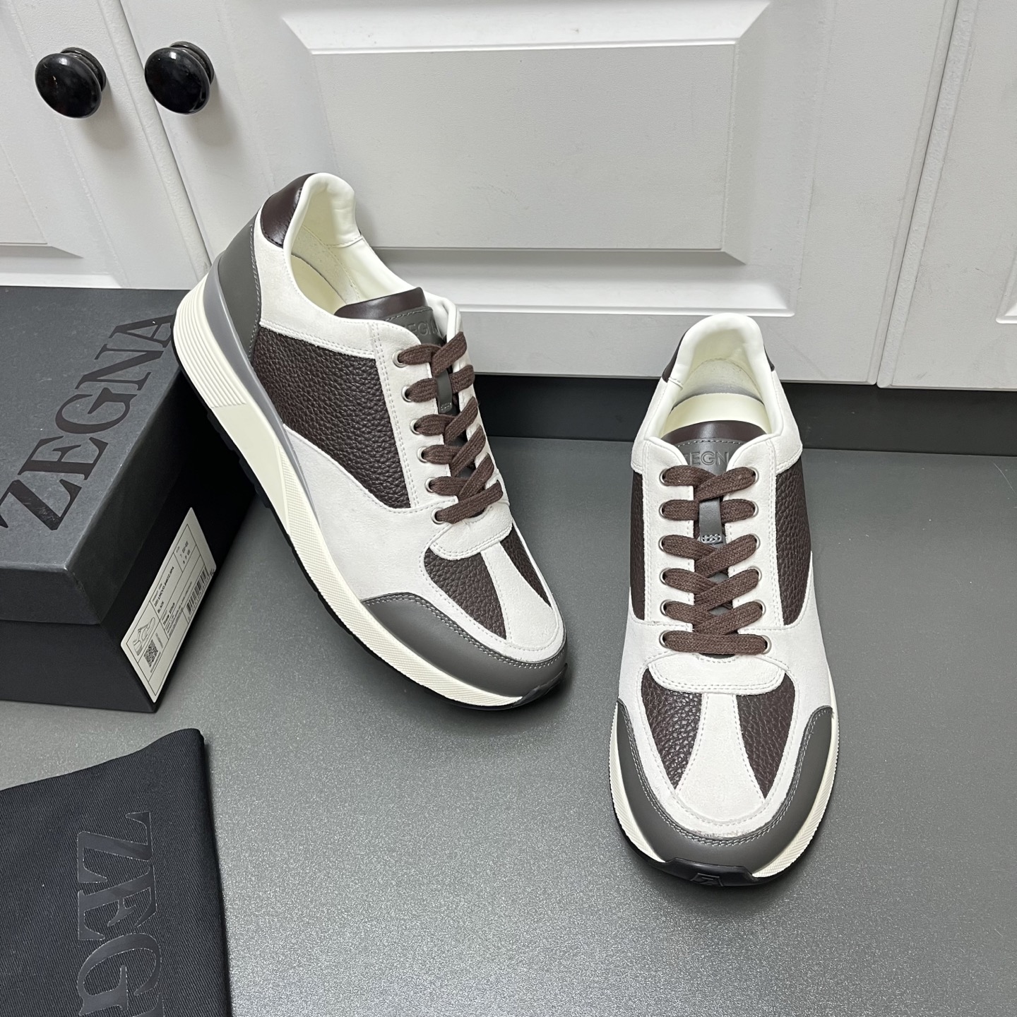 NO:357706,Zegna New men's low-top casual sneakers are shipped. This men's shoes are made of imported calfskin, nylon fabric and suede cowhide leather. The three-dimensional geometric segmentation layering feel, rich craftsmanship details, and the clean and simple design lines are very versatile. The cowhide inner lining is equipped with embossed logo cowhide feet, elegant and personalized, anti-slip, wear-resistant and durable two-color rubber outsole, which is durable and does not fall off the bottom. The tongue is decorated with logo logo. It is a very good trendy item for men's casual sneakers, worth having! H leather shoes size: 39/40/41/42/43/44 Coffee white original box packaging + dust bag C2050053,,zegna,sneakers,cowhide19860909Zegna杰尼亚 新款男士低帮休闲运动鞋出货 这款男鞋由进口小牛皮、尼龙织物及绒面牛皮革拼接打造,立体几何分割层次感,丰富的工艺细节,干净简洁的设计线条非常百搭,牛皮内里标配压纹徽标牛皮脚垫,优雅个性,防滑耐磨又耐用的双色橡胶大底,耐穿不掉底,鞋舌饰有logo标识,非常不错的男士休闲运动鞋潮流单品,值得拥有! H皮鞋码数:39/40/41/42/43/44 咖白色 原盒包装+防尘袋 C2050053,,zegna,sneakers,cowhide,Men's shoes