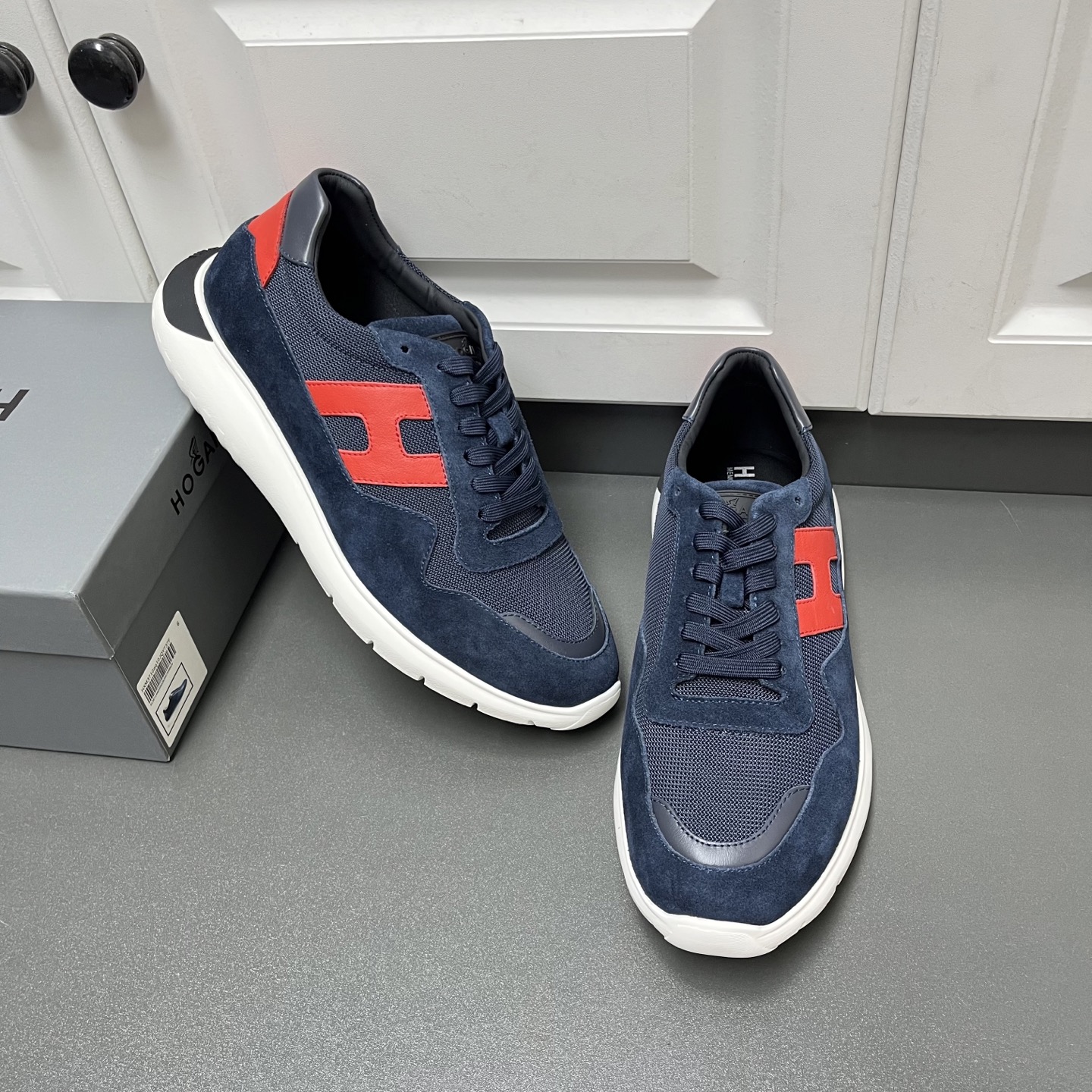 NO:557445,Hogan Interactive 3 men's low-top sneakers  This model draws on retro elements and combines basketball sports design with the brand's traditional style. It is made of multi-material spliced uppers, high-grain cow suede spliced technical fabric mesh, and the upper is embedded with suede cow leather decoration to complete the overall structure. The iconic 'H' letter logo decorates the side of the shoe. The outsole is made of EVA material, which is lightweight and comfortable. The tongue and heel are embellished with brand logos, adding fashionable charm. The memory foam insole is cushioned and comfortable, gently wrapping the feet, making the upper foot fashionable, comfortable and stylish.  H leather shoe size: 39/40/41/42/43/44,,hogan,sneakers,cowhide19860909Hogan霍根 Interactive 3系列男士低帮运动鞋 这款汲取复古元素,糅合篮球运动设计和品牌传统风格.采用多材质拼接鞋面,高植牛反绒拼接科技织物网眼打造,鞋面嵌入绒面牛皮革装饰,完善整体结构,标志性“H”字母标识装饰鞋侧,外底是EVA材质,轻便舒适,鞋舌及后跟点缀品牌标识,增添时尚魅力.记忆泡沫内底缓震舒适,温柔包裹双脚,上脚时尚舒适有型. H皮鞋码数:39/40/41/42/43/44,,hogan,sneakers,cowhide,Men's shoes