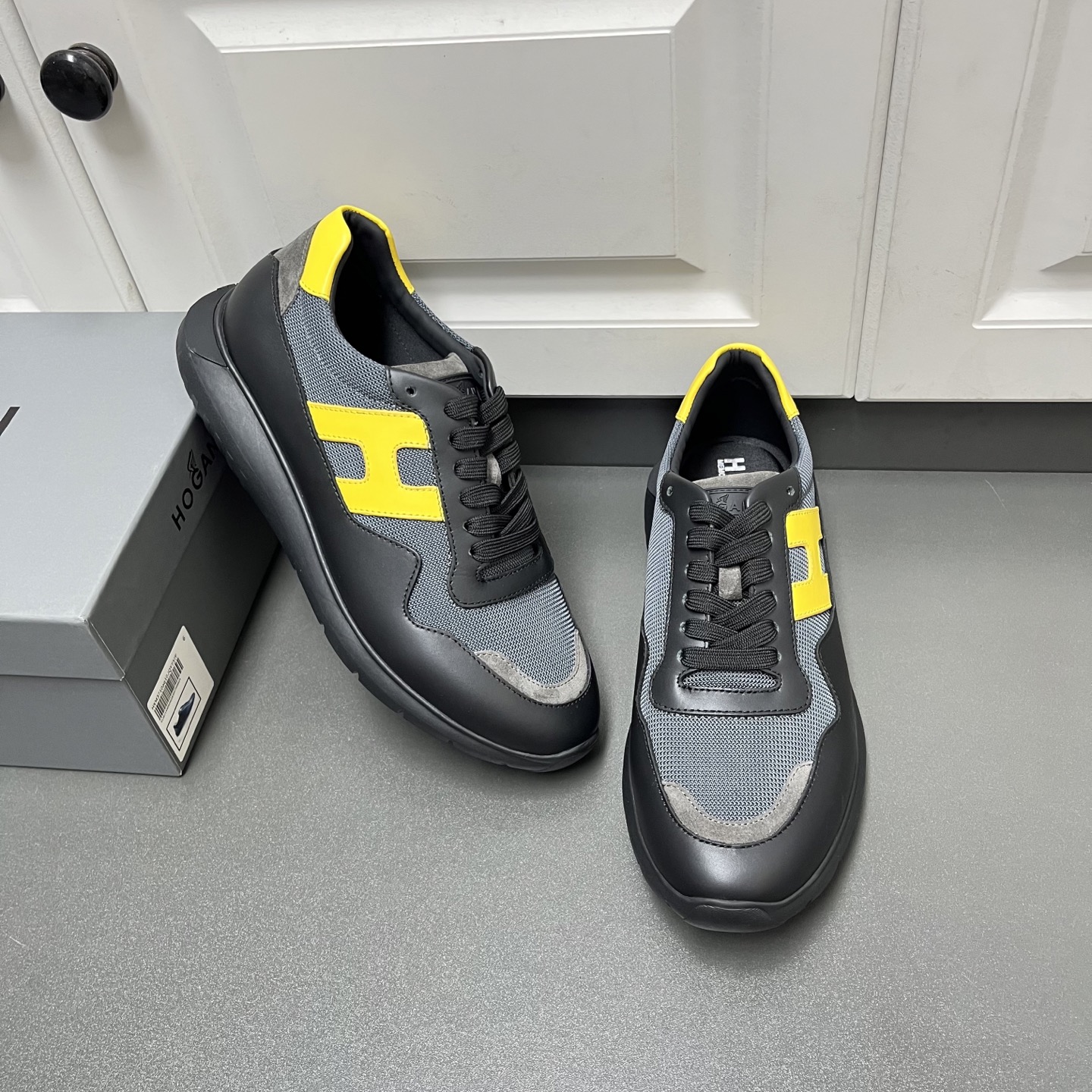 NO:557452,Hogan Interactive 3 men's low-top sneakers  This model draws on retro elements and combines basketball sports design with the brand's traditional style. It is made of multi-material splicing uppers, made of smooth calf leather and technical fabric mesh. The upper is embedded with suede cow leather decoration to complete the overall structure. The iconic 'H' letter logo decorates the side of the shoe. The outsole is made of EVA material, which is lightweight and comfortable. The tongue and heel are embellished with brand logos, adding fashionable charm. The memory foam insole is cushioned and comfortable, gently wrapping the feet, making the upper foot fashionable, comfortable and stylish.  H leather shoe size: 39/40/41/42/43/44,,hogan,sneakers,cowhide19860909Hogan霍根 Interactive 3系列男士低帮运动鞋 这款汲取复古元素,糅合篮球运动设计和品牌传统风格.采用多材质拼接鞋面,光滑小牛皮拼接科技织物网眼打造,鞋面嵌入绒面牛皮革装饰,完善整体结构,标志性“H”字母标识装饰鞋侧,外底是EVA材质,轻便舒适,鞋舌及后跟点缀品牌标识,增添时尚魅力.记忆泡沫内底缓震舒适,温柔包裹双脚,上脚时尚舒适有型. H皮鞋码数:39/40/41/42/43/44,,hogan,sneakers,cowhide,Men's shoes