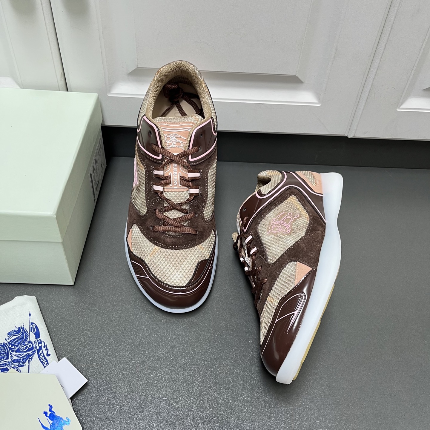 NO:557540,Burberry men's new plaid Matrix energetic casual sneakers, shipped in four colors  This multi-color multi-material splicing is made of suede cowhide and iconic plaid mesh panels. It is inspired by the sports style design. It is embellished with the equestrian knight logo on the outside, echoing the tongue. It is equipped with a lightweight rubber sole and is embellished with the brand equestrian knight logo. The fabric interior is equipped with embossed logo and logo cowhide feet. The outsole is non-slip and wear-resistant. The upper foot is comfortable and breathable. It comes with the original box and a complete set of packaging, dust bag, information card, etc.  Leather shoe size: 39/40/41/42/43/44 (45 customized),,burberry,burberry,sneakers,cowhide19860909Burberry巴宝莉 男士新款格纹Matrix活力休闲运动鞋 四色出货 这款多色多材质拼接,选用绒面牛皮和标志性格纹网眼裁片打造,灵感源自运动风设计,外侧点缀马术骑士徽标,与鞋舌相呼应,搭配轻盈橡胶鞋底并点缀品牌马术骑士徽标,织物内里配以压纹标识logo徽标牛皮垫脚,防滑耐磨性能大底,上脚舒适透气,配原盒全套包装防尘袋资料卡等. 皮鞋码数:39/40/41/42/43/44（45订做）,,burberry,burberry,sneakers,cowhide,Men's shoes