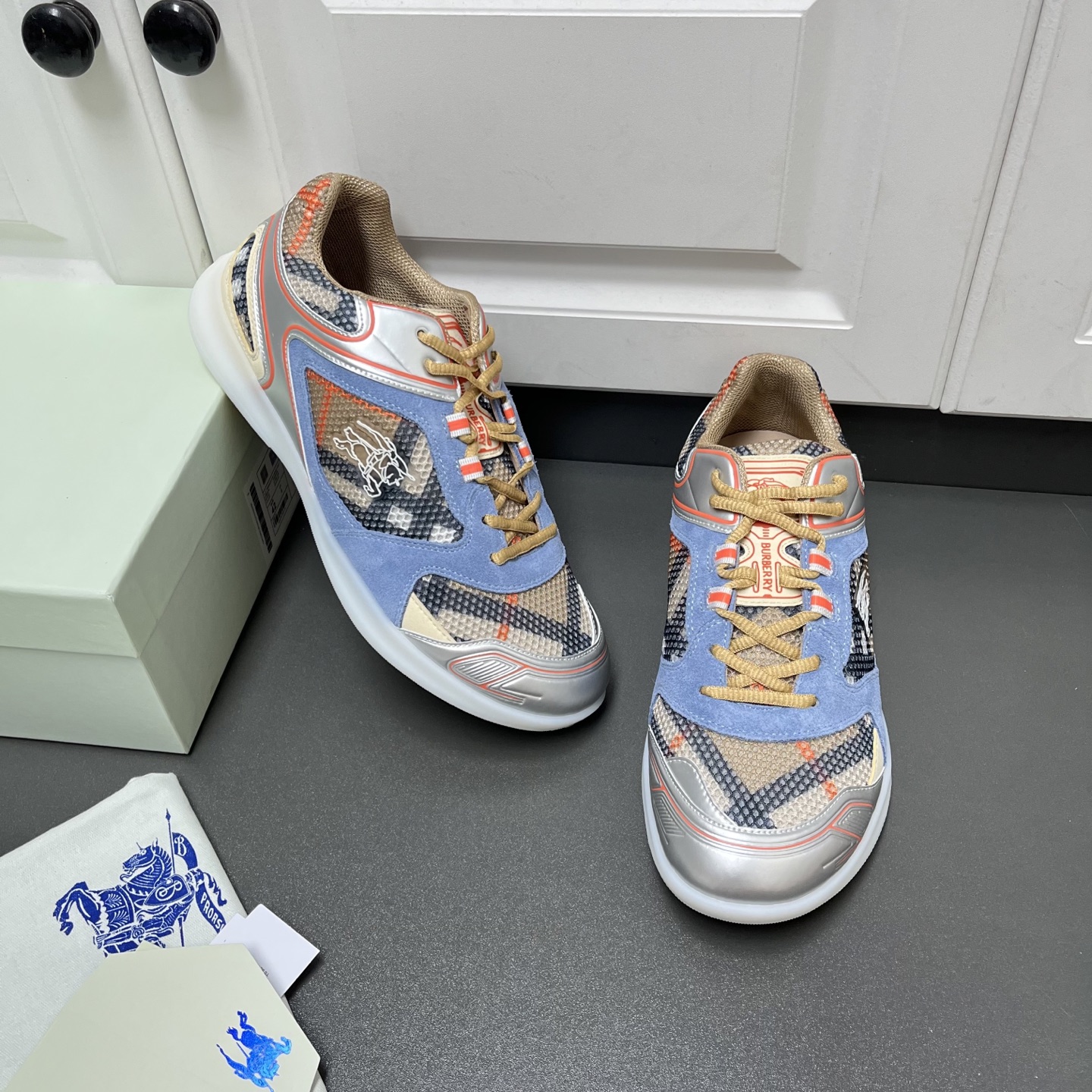 NO:557557,Burberry men's new plaid Matrix energetic casual sneakers, shipped in four colors  This multi-color multi-material splicing is made of suede cowhide and iconic plaid mesh panels. It is inspired by the sports style design. It is embellished with the equestrian knight logo on the outside, echoing the tongue. It is equipped with a lightweight rubber sole and is embellished with the brand equestrian knight logo. The fabric interior is equipped with embossed logo and logo cowhide feet. The outsole is non-slip and wear-resistant. The upper foot is comfortable and breathable. It comes with the original box and a complete set of packaging, dust bag, information card, etc.  Leather shoe size: 39/40/41/42/43/44 (45 customized),,burberry,burberry,sneakers,cowhide19860909Burberry巴宝莉 男士新款格纹Matrix活力休闲运动鞋 四色出货 这款多色多材质拼接,选用绒面牛皮和标志性格纹网眼裁片打造,灵感源自运动风设计,外侧点缀马术骑士徽标,与鞋舌相呼应,搭配轻盈橡胶鞋底并点缀品牌马术骑士徽标,织物内里配以压纹标识logo徽标牛皮垫脚,防滑耐磨性能大底,上脚舒适透气,配原盒全套包装防尘袋资料卡等. 皮鞋码数:39/40/41/42/43/44（45订做）,,burberry,burberry,sneakers,cowhide,Men's shoes