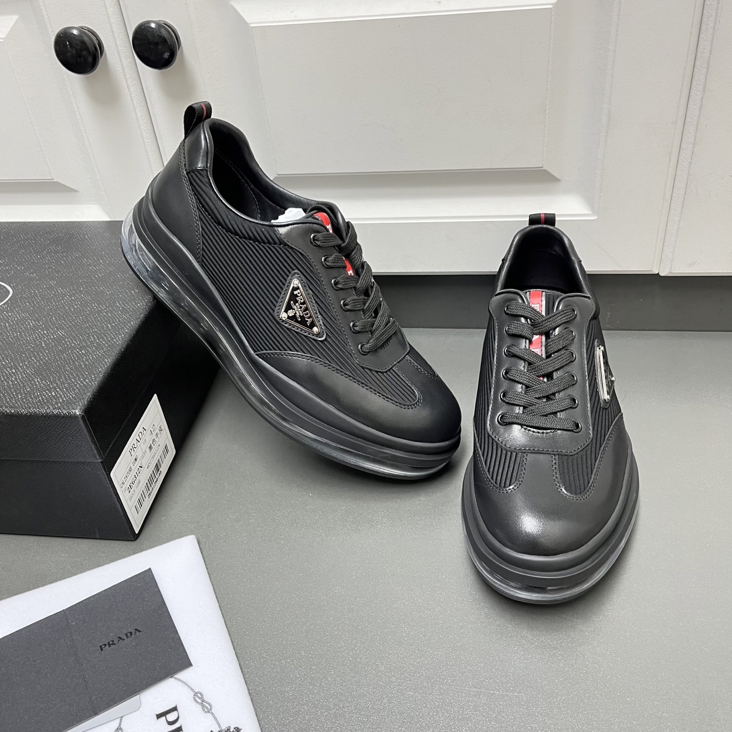 NO:557535,Prada Prada's new air-cushion casual men's shoes are welcome to order  This model is made of original black calf leather spliced with customer-supplied fabric uppers. It is a classic casual sports shoe, with an original super-soft air cushion outsole. The heel is decorated with a silver PRADA letter logo and is wrapped with a rubber bottom layer. It is comfortable and shock-absorbing and has excellent anti-slip performance.  The side is decorated with the classic triangular metal enamel logo, and is lined with soft sheepskin. The same upper leather material as the P family's unique gold-labeled feet, which is stable and comfortable for the upper foot. The stitching technology does not take off the sole and is more durable. The 3.5CM thick sole is highly adaptable and can be used in various occasions.  W leather shoe size: 39/40/41/42/43/44 original box packaging + dust bag, prada, prada, sneakers, cowhide, sheepskin19860909Prada普拉达新款气垫休闲男鞋 欢迎订购 这款采用原厂黑色小牛皮拼接客供织物鞋面打造,经典休闲运动鞋,搭配原厂超柔气垫大底,后跟银标PRADA字母logo装饰,橡胶底层包裹,舒适减震,防滑性能极好,外侧饰以经典三角金属珐琅徽标,配以柔软羊皮内里,同鞋面皮革材质P家独有金标垫脚,上脚稳固舒适,缝合工艺,不脱底,更耐穿,3.5CM厚底,适应性强,可进出各种场合. W皮鞋码数:39/40/41/42/43/44 原盒包装+防尘袋,,prada,prada,sneakers,cowhide,sheepskin,Men's shoes