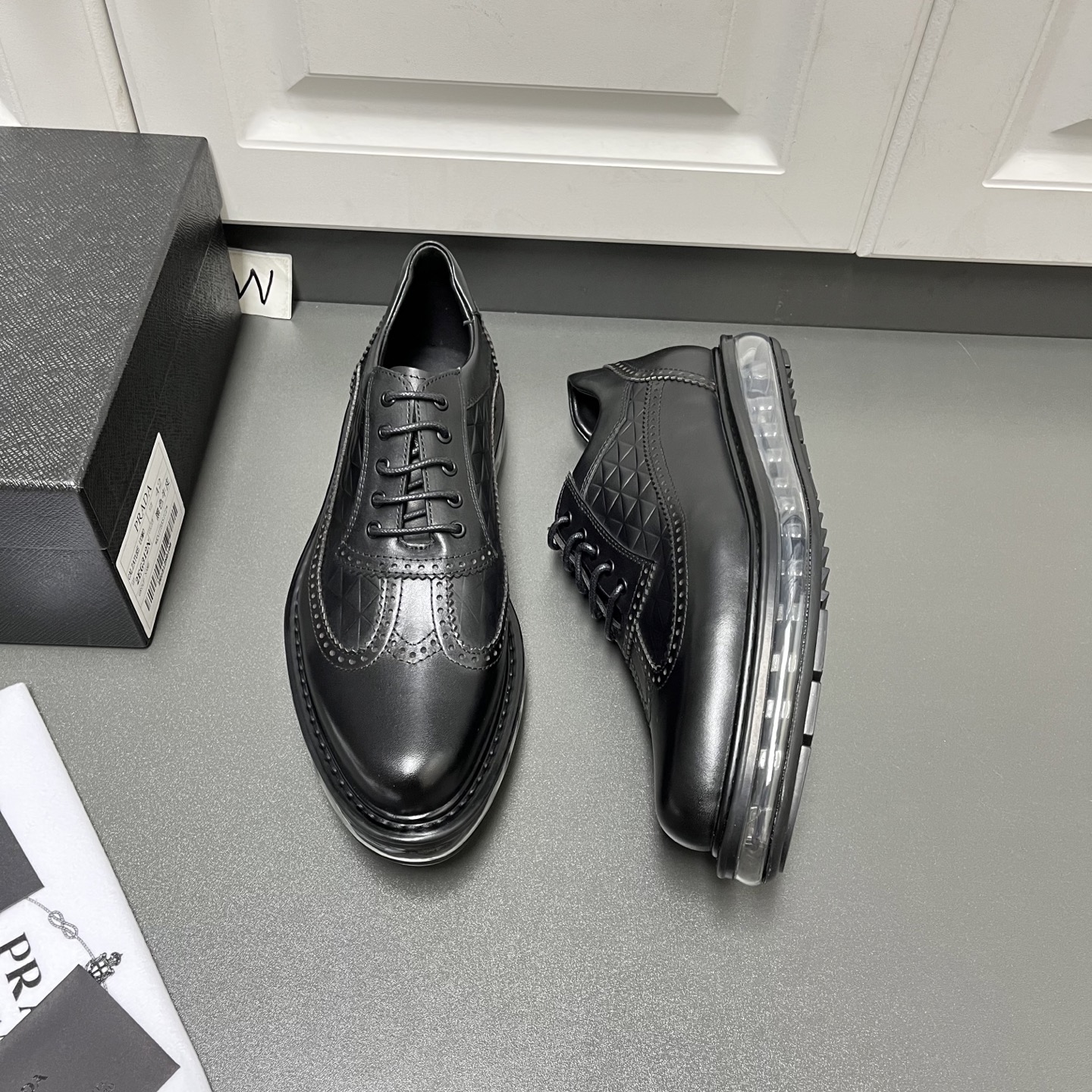 NO:557550,Prada men's new air-cushioned casual leather shoes are in stock. This model is made of original black calfskin, with brogue carving details on the shoe body, iconic triangle embossing on both sides, full metal enamel eyelets with waxed shoelaces, fine leather, low-key luxury,  It is equipped with the original ultra-soft air cushion outsole, decorated with silver PRADA letter logo on the heel, rubber bottom layer, comfortable and shock-absorbing, and excellent anti-slip performance. It is equipped with soft sheepskin lining, the same upper leather material as P's unique gold-labeled foot pads, and the stitching design of the upper and sole, which does not take off the sole and is more durable. The 3.5CM thick sole is more adaptable and can be used in various occasions!  W leather shoe size: 39/40/41/42/43/44 Comes with a full set of original packaging dust bag!  ,,prada,prada,cowhide,sheepskin19860909Prada普拉达 男士新款气垫休闲皮鞋有货 这款采用原厂黑色小牛皮打造,鞋身布洛克雕花细节,两侧饰以标志性三角压花,全金属珐琅鞋眼配以打蜡鞋带,皮质细腻,低调奢华, 搭配原厂超柔气垫大底,后跟银标PRADA字母logo装饰,橡胶底层,舒适减震,防滑性能极好,配以柔软羊皮内里,同鞋面皮革材质P家独有金标垫脚,鞋面与鞋底缝线设计,不脱底,更耐穿,3.5CM厚底,适应性更强,可进出各种场合！ W皮鞋码数:39/40/41/42/43/44 配全套原包装防尘袋！,,prada,prada,cowhide,sheepskin,Men's shoes
