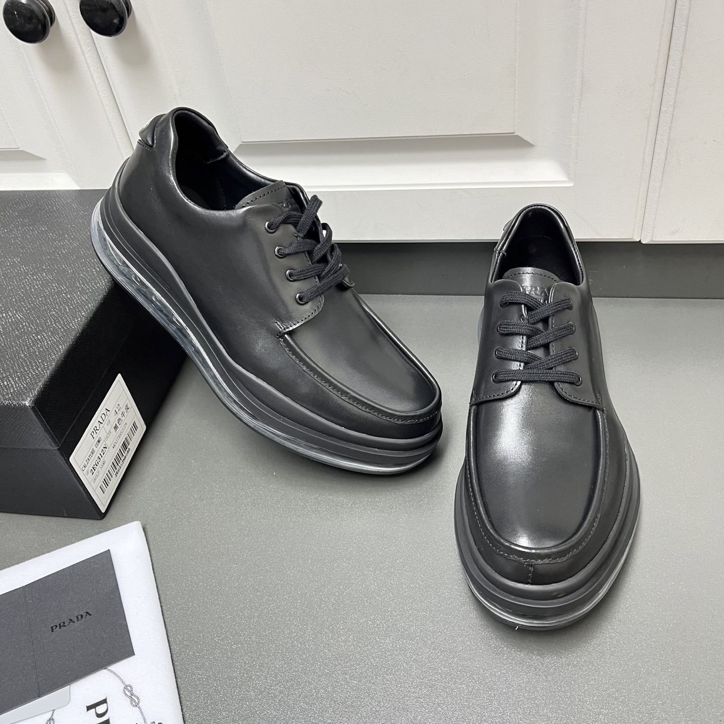NO:557559,The new Prada men's air-cushion casual leather shoes. This No:2EG018 is made of original black calfskin, lace-up style, fine leather, low-key luxury,  It is equipped with the original ultra-soft air-cushion outsole, decorated with silver-labeled PRADA letter logo on the heel, and wrapped in rubber bottom layer, which is comfortable and shock-absorbing, and has excellent anti-slip performance. The heel is decorated with triangular rubber and decorated with brand logo letters, and is equipped with a soft sheepskin lining. The same upper leather material as the P family's unique gold-labeled foot pads. The rubber surrounds the shoe body details. It does not take off the sole and is more durable. The 3.5CM thick sole is more adaptable and can be used in various occasions!  W leather shoe size: 39/40/41/42/43/44 with full set of original packaging dust bag, prada, prada, cowhide, sheepskin19860909新款Prada普拉达 男士气垫休闲皮鞋 这款No:2EG018采用原厂黑色小牛皮打造,系带款式,皮质细腻,低调奢华, 搭配原厂超柔气垫大底,后跟银标PRADA字母logo装饰,橡胶底层包裹,舒适减震,防滑性能极好,后跟点缀三角橡胶并饰以品牌logo字母标识,配以柔软羊皮内里,同鞋面皮革材质P家独有金标垫脚,橡胶包围鞋身细节,不脱底,更耐穿,3.5CM厚底,适应性更强,可进出各种场合！ W皮鞋码数: 39/40/41/42/43/44 配全套原包装防尘袋,,prada,prada,cowhide,sheepskin,Men's shoes