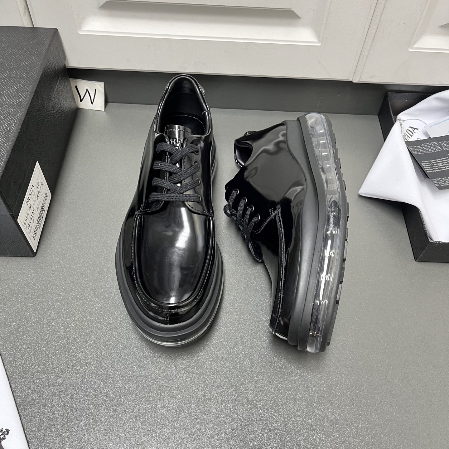NO:557567,The new Prada men's air-cushion casual leather shoes. This No:2EG018 is made of original black open edge beads. It has a lace-up style, fine leather, and is low-key luxury.  It is equipped with the original ultra-soft air-cushion outsole, decorated with silver-labeled PRADA letter logo on the heel, and wrapped in rubber bottom layer, which is comfortable and shock-absorbing, and has excellent anti-slip performance. The heel is decorated with triangular rubber and decorated with brand logo letters, and is equipped with a soft sheepskin lining. The same upper leather material as the P family's unique gold-labeled foot pads. The rubber surrounds the shoe body details. It does not take off the sole and is more durable. The 3.5CM thick sole is more adaptable and can be used in various occasions!  W leather shoe size: 39/40/41/42/43/44 with full set of original packaging dust bag, prada, prada, sheepskin19860909新款Prada普拉达 男士气垫休闲皮鞋 这款No:2EG018采用原厂黑色开边珠打造,系带款式,皮质细腻,低调奢华, 搭配原厂超柔气垫大底,后跟银标PRADA字母logo装饰,橡胶底层包裹,舒适减震,防滑性能极好,后跟点缀三角橡胶并饰以品牌logo字母标识,配以柔软羊皮内里,同鞋面皮革材质P家独有金标垫脚,橡胶包围鞋身细节,不脱底,更耐穿,3.5CM厚底,适应性更强,可进出各种场合！ W皮鞋码数: 39/40/41/42/43/44 配全套原包装防尘袋,,prada,prada,sheepskin,Men's shoes