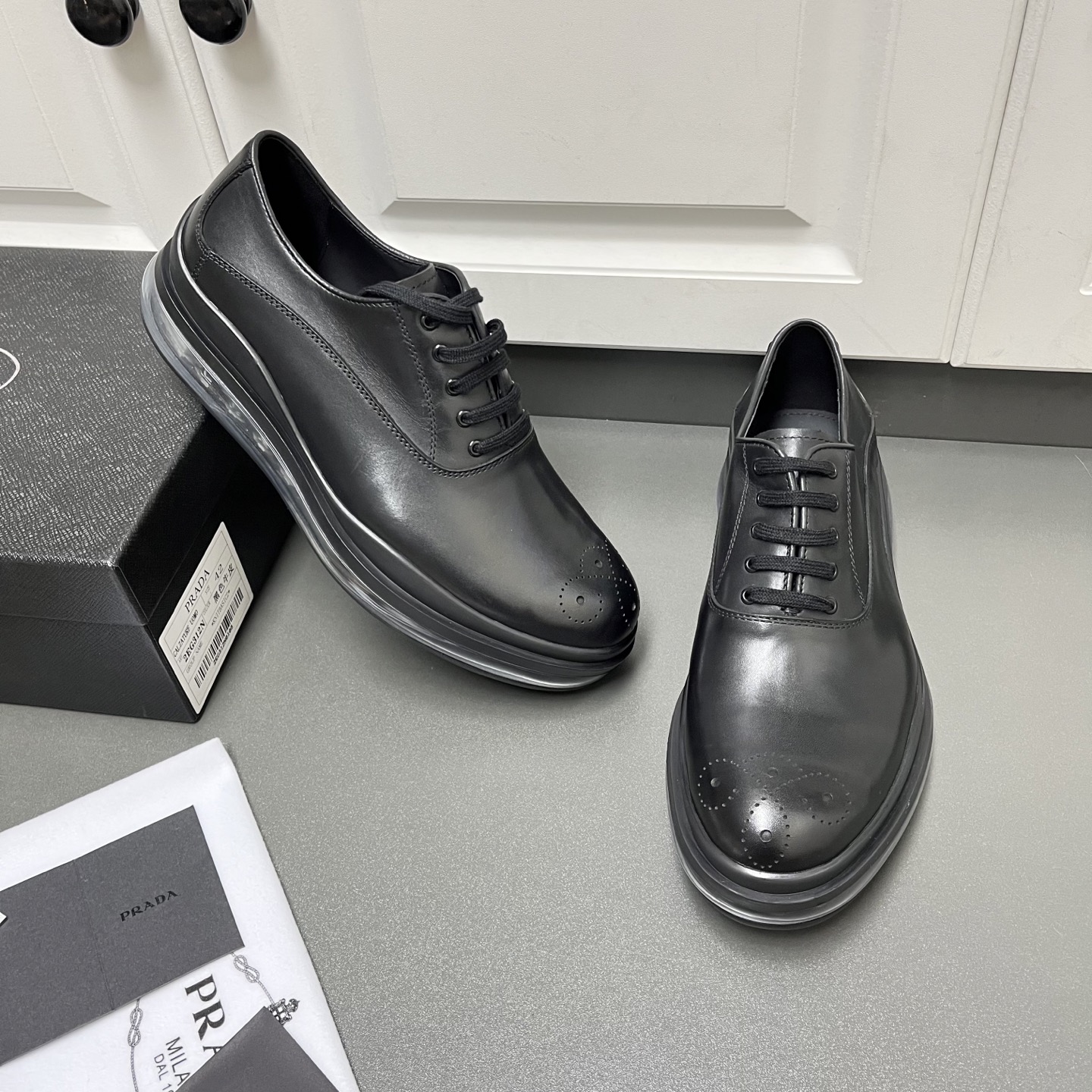 NO:557575,The new Prada men's air-cushion casual leather shoes are in stock. This No:2EG312 is made of original black calfskin, Oxford shoe style, brogue carved details on the toe, delicate leather, low-key luxury,  It is equipped with the original ultra-soft air-cushion outsole, decorated with silver PRADA letter logo on the heel, wrapped in rubber bottom layer, comfortable and shock-absorbing, and has excellent anti-slip performance. It is equipped with a full cowhide lining, the same upper leather material as P's unique gold-label foot pads, and rubber surrounds the shoe body details. It does not take off the sole and is more durable. The 3.5CM thick sole is more adaptable and can be used in various occasions!  W leather shoe size: 39/40/41/42/43/44 Comes with a full set of original packaging dust bag!  ,,prada,prada,cowhide19860909新款Prada普拉达 男士气垫休闲皮鞋有货 这款No:2EG312采用原厂黑色小牛皮打造,牛津鞋款式,鞋头布洛克雕花细节,皮质细腻,低调奢华, 搭配原厂超柔气垫大底,后跟银标PRADA字母logo装饰,橡胶底层包裹,舒适减震,防滑性能极好,配以全牛皮内里,同鞋面皮革材质P家独有金标垫脚,橡胶包围鞋身细节,不脱底,更耐穿,3.5CM厚底,适应性更强,可进出各种场合！ W皮鞋码数:39/40/41/42/43/44 配全套原包装防尘袋！,,prada,prada,cowhide,Men's shoes