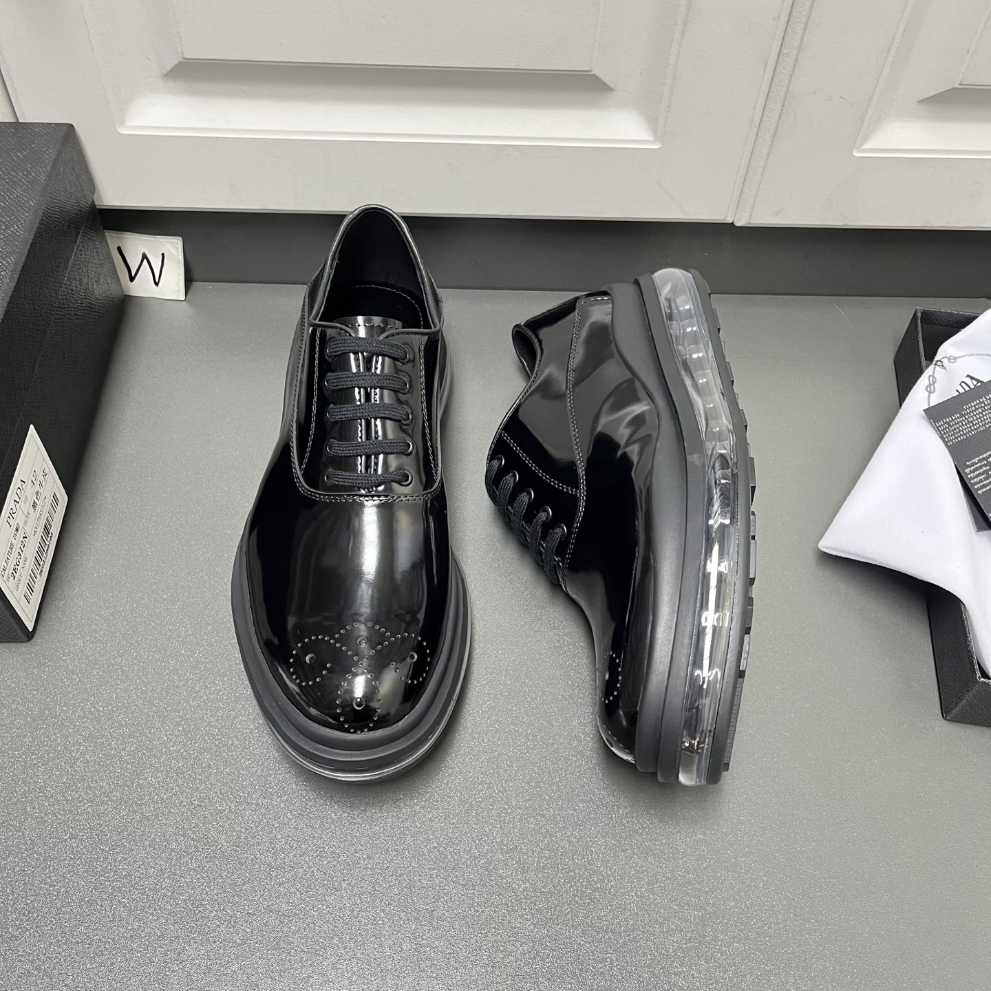 NO:557582,The new Prada men's air-cushion casual leather shoes are in stock. This No:2EG312 is made of original black open edge beads, Oxford shoe style, brogue carved details on the toe, fine leather, low-key luxury,  It is equipped with the original ultra-soft air-cushion outsole, decorated with silver PRADA letter logo on the heel, wrapped in rubber bottom layer, comfortable and shock-absorbing, and has excellent anti-slip performance. It is equipped with a full cowhide lining, the same upper leather material as P's unique gold-label foot pads, and rubber surrounds the shoe body details. It does not take off the sole and is more durable. The 3.5CM thick sole is more adaptable and can be used in various occasions!  W leather shoe size: 39/40/41/42/43/44 Comes with a full set of original packaging dust bag!  ,,prada,prada,cowhide19860909新款Prada普拉达 男士气垫休闲皮鞋有货 这款No:2EG312采用原厂黑色开边珠打造,牛津鞋款式,鞋头布洛克雕花细节,皮质细腻,低调奢华, 搭配原厂超柔气垫大底,后跟银标PRADA字母logo装饰,橡胶底层包裹,舒适减震,防滑性能极好,配以全牛皮内里,同鞋面皮革材质P家独有金标垫脚,橡胶包围鞋身细节,不脱底,更耐穿,3.5CM厚底,适应性更强,可进出各种场合！ W皮鞋码数:39/40/41/42/43/44 配全套原包装防尘袋！,,prada,prada,cowhide,Men's shoes