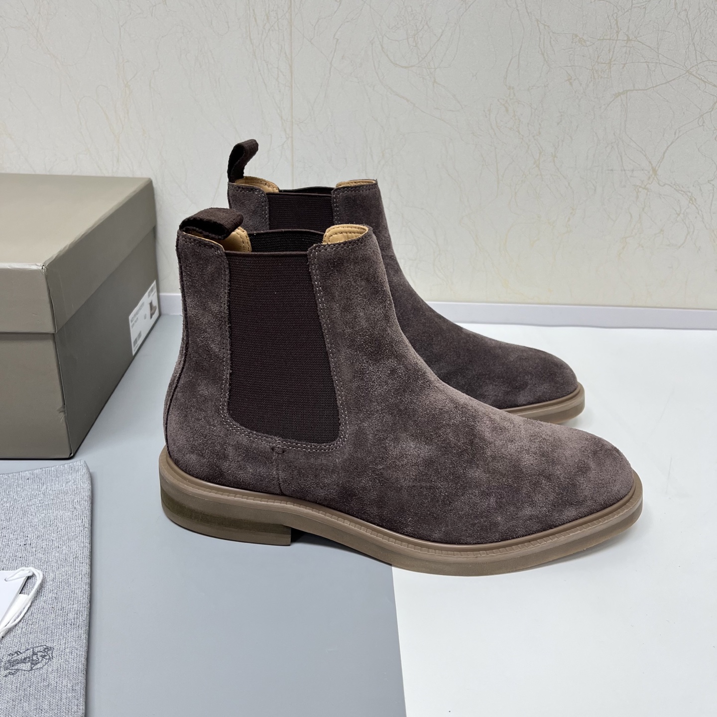 NO:588927,Newly released Brunello Cucinelli autumn and winter new men's nude boots. Modern style and precious materials reinterpret this pair of elegant and casual iconic Chelsea boots. This BC is made of soft suede and elastic fabric on both sides of the shoe shaft, making it easier to put on and take off. The slightly rounded corridor shape of the toe is combined with a thin cowhide insole and a lightweight rubber outsole with lug design to create a refined elegance and comfort.  Precious suede presents natural shades of color, making this season's colors more refined and elegant. The soles combined with leather welts and rubber complete the comfortable design of the shoes. The high-elastic foam foot pads are aligned with the cowl lining, making the feet comfortable without stuffiness, fading, and slipping!  It is clean and does not open glue. The texture is overwhelming and you can see the luxury!  It adopts an upper and lower foldable outer box with a shoe storage bag. It is of high-end quality and is worth owning. Leather shoe size: 39/40/41/42/43/44 Brown (Brown) Welcome to order, brunello cucinelli, boots, cowhide, chamois leather19860909新款出货Brunello Cucinelli 秋冬新款男士裸靴 现代风格和珍贵材料重新演绎了这双典雅、休闲的标志性切尔西短靴. 这款BC精选柔软的绒面麂皮与鞋筒两侧的弹性织物组合,让穿脱更加便利.鞋头轻微圆浑的廊形与细薄的牛皮鞋内底、凸耳设计的轻盈橡胶鞋外底组合,精致打造高雅与舒适. 珍贵麂皮呈现天然的深浅色泽效果,令本季的色彩更加精致高雅.而周圈真皮沿条和橡胶组合的鞋底完美了鞋子的舒适设计. 脚垫高弹发泡与牛里对贴,上脚舒服不闷脚,不掉色,不打滑！干净不开胶.质感爆棚 看得见的奢华 ！采用上下叠盖式外盒,配鞋履收纳袋 ,高端品质,值得拥有. 皮鞋码数:39/40/41/42/43/44 褐色(Brown) 欢迎订购,,brunello cucinelli,boots,cowhide,chamois leather,Men's shoes
