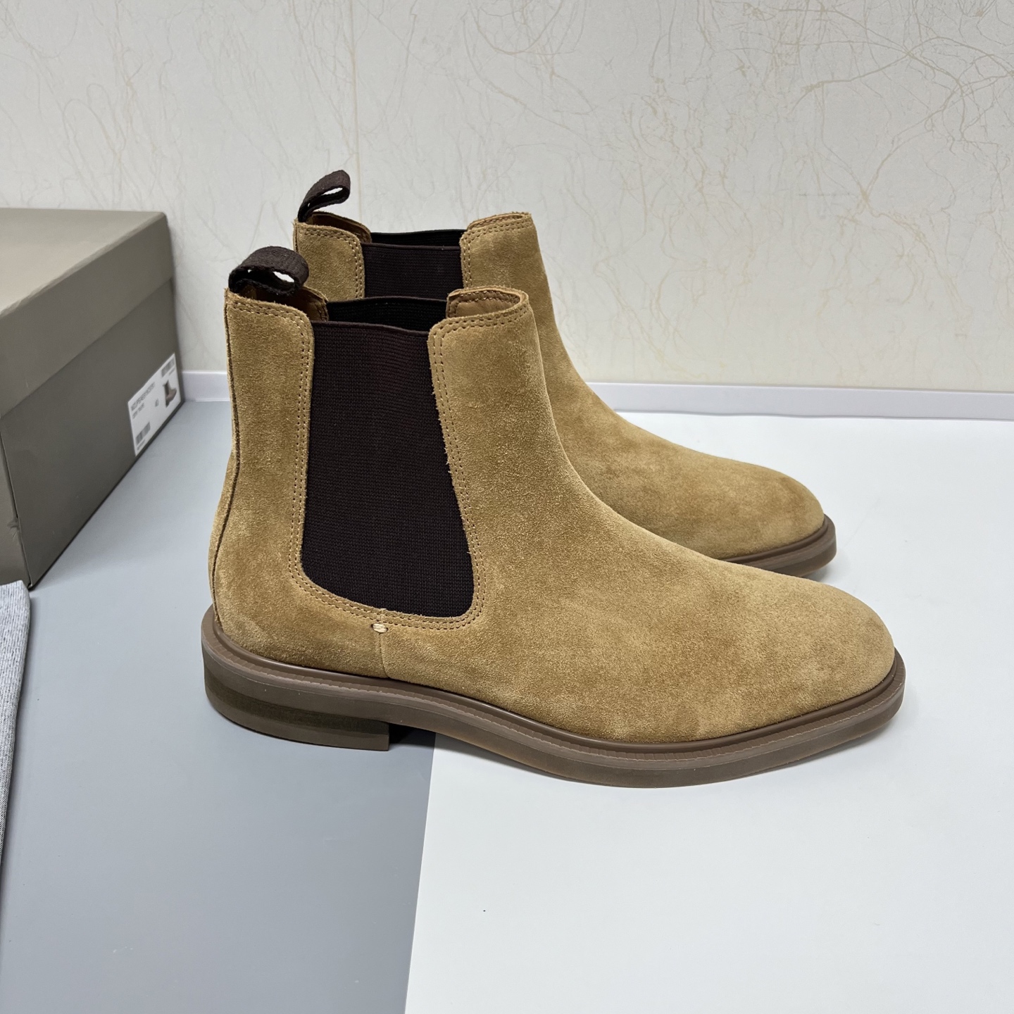 NO:588953,Newly released Brunello Cucinelli autumn and winter new men's nude boots. Modern style and precious materials reinterpret this pair of elegant and casual iconic Chelsea boots. This BC is made of soft suede and elastic fabric on both sides of the shoe shaft, making it easier to put on and take off. The slightly rounded corridor shape of the toe is combined with a thin cowhide insole and a lightweight rubber outsole with lug design to create a refined elegance and comfort.  Precious suede presents natural shades of color, making this season's colors more refined and elegant. The soles combined with leather welts and rubber complete the comfortable design of the shoes. The high-elastic foam foot pads are aligned with the cowl lining, making the feet comfortable without stuffiness, fading, and slipping!  It is clean and does not open glue. The texture is overwhelming and you can see the luxury!  It adopts an upper and lower foldable outer box with a shoe storage bag. It is of high-end quality and is worth owning. Leather shoe size: 39/40/41/42/43/44 Tan (Tan). Welcome to order, brunello cucinelli, boots, cowhide, chamois leather19860909新款出货Brunello Cucinelli 秋冬新款男士裸靴 现代风格和珍贵材料重新演绎了这双典雅、休闲的标志性切尔西短靴. 这款BC精选柔软的绒面麂皮与鞋筒两侧的弹性织物组合,让穿脱更加便利.鞋头轻微圆浑的廊形与细薄的牛皮鞋内底、凸耳设计的轻盈橡胶鞋外底组合,精致打造高雅与舒适. 珍贵麂皮呈现天然的深浅色泽效果,令本季的色彩更加精致高雅.而周圈真皮沿条和橡胶组合的鞋底完美了鞋子的舒适设计. 脚垫高弹发泡与牛里对贴,上脚舒服不闷脚,不掉色,不打滑！干净不开胶.质感爆棚 看得见的奢华 ！采用上下叠盖式外盒,配鞋履收纳袋 ,高端品质,值得拥有. 皮鞋码数:39/40/41/42/43/44 棕黄色(Tan) 欢迎订购,,brunello cucinelli,boots,cowhide,chamois leather,Men's shoes