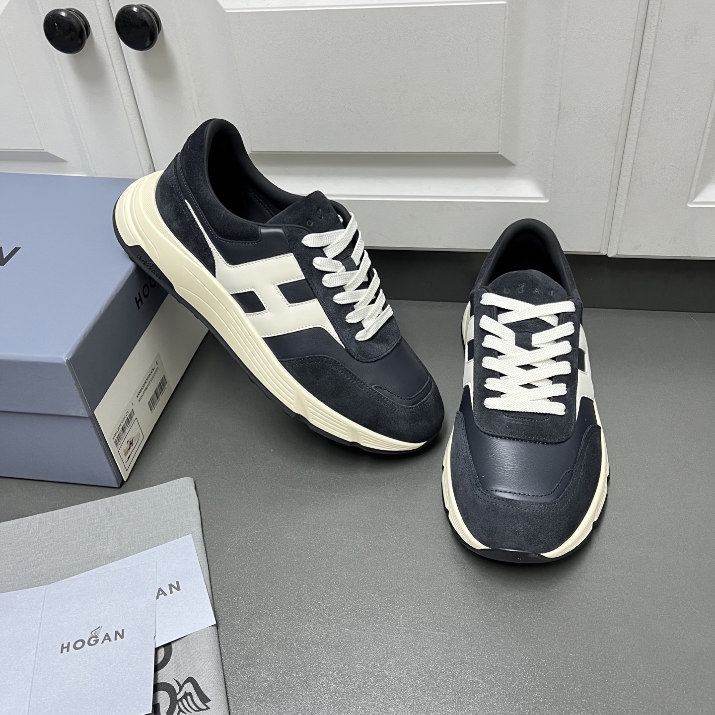 NO:575205,New colors shipped Hogan 2025 autumn and winter men's casual sports shoes, high-end lace-up sneakers. This model is endorsed by Wu Lei. The same style at the counter. Futuristic luxury style. New lnteractive cube series. Imported flocked cow suede cowhide from Italy + first layer of fine and soft cowhide + streamlined shoe body + super H letter design on the side. Textured lightweight sole. Memory foam insole. Increased anti-slip and wear-resistant IP classic outsole. Super comfortable on the foot.  A must-have for trendy men, welcome to order G leather shoes, size: 39/40/41/42/43/44, black and white, original box packaging, hogan, sneakers, cowhide19860909新色出货 Hogan霍根2025秋冬男士休闲运动鞋 高端系带板鞋 这款由吴磊倾情代言 专柜同款 未来主义 奢潮款 全新lnteractive cube系列 进口意大利进口植绒牛反绒牛皮+头层细腻柔软牛皮+流线型鞋身+侧超H字母设计 纹理层次感轻质鞋底 记忆泡沫内底 增高防滑耐磨IP经典大底 上脚超舒适 潮男必备款 欢迎订购 G皮鞋码数:39/40/41/42/43/44 黑白 原盒包装,,hogan,sneakers,cowhide,Men's shoes