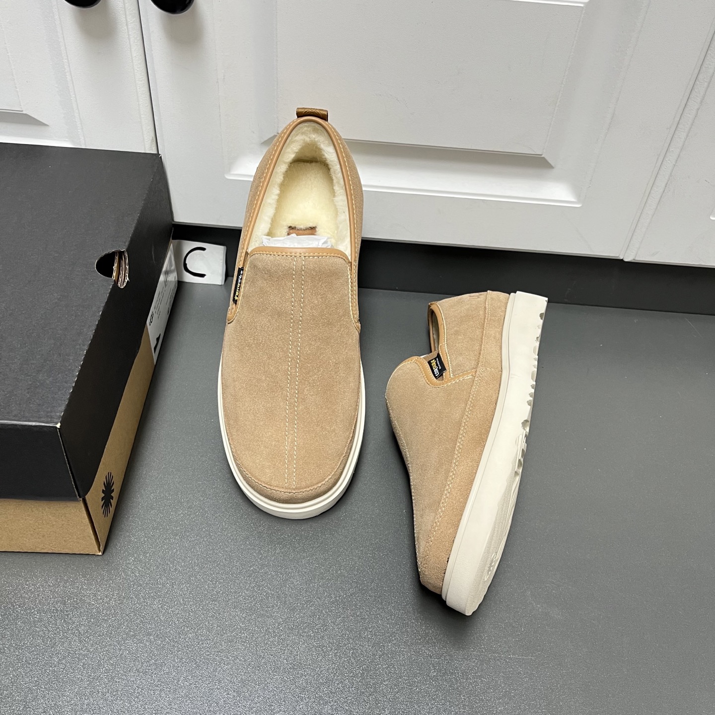 NO:620304,UGG's new model is here, men's slip-on wool shoes have arrived. This casual shoe is both warm and good-looking. It is made of environmentally friendly, waterproof and snowproof material, which is both fashionable and functional. It is also matched with UGG's classic wool integrated lining. The classic colors collide with each other to create a new light outdoor style and open up a new travel experience in Qiudong!  The footwear is easy to put on and take off, versatile and fashionable. The stable but not heavy Eva foam soles and fine soft fluff wrap our feet, instantly making our hearts feel soft, like holding his hand, warm and safe ~ especially skin-friendly, and comes with a full set of original box packaging!  C leather shoe size 39/40/41/42/43/44 maroon welcome to order batch,19860909UGG新款来了,男士一脚蹬羊毛鞋到货 这款保暖和颜值同时在线的一款便鞋,采用环保防水防雪材质兼具时髦与功能属性,同时搭配UGG经典羊毛一体内里,经典颜色碰撞出轻户外新风格打开秋东出行新体验! 套脚穿脱方便,百搭还时尚,稳重但不沉重的Eva发泡鞋底和细细软软的绒毛包裹住我们的脚,瞬间连心都变得软软的,就像握住他的手,温暖又有安全感~特别亲肤,配原盒全套包装！ C皮鞋码数39/40/41/42/43/44 栗色 欢迎订购 批,,Men's shoes