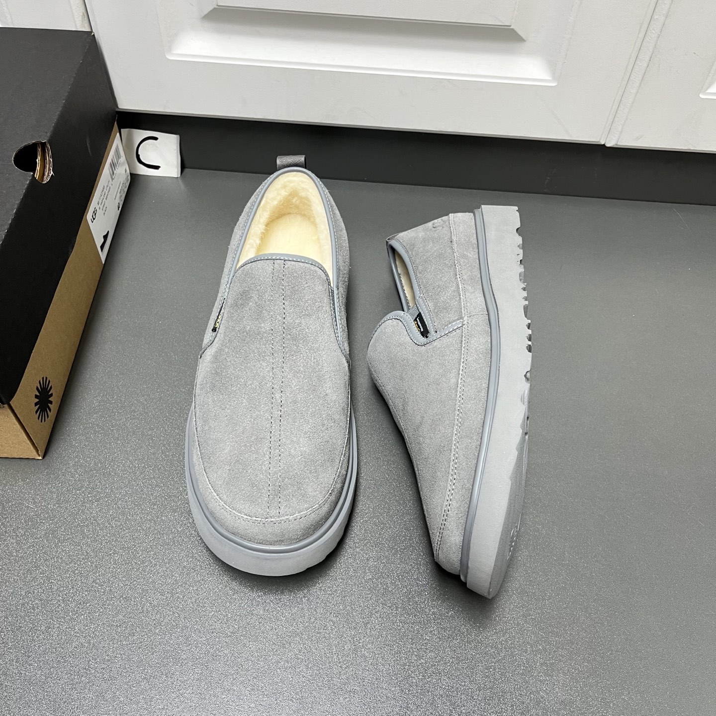 NO:620310,UGG's new model is here, men's slip-on wool shoes have arrived. This casual shoe is both warm and good-looking. It is made of environmentally friendly, waterproof and snowproof material, which is both fashionable and functional. It is also matched with UGG's classic wool integrated lining. The classic colors collide with each other to create a new light outdoor style and open up a new travel experience in Qiudong!  The footwear is easy to put on and take off, versatile and fashionable. The stable but not heavy Eva foam soles and fine soft fluff wrap our feet, instantly making our hearts feel soft, like holding his hand, warm and safe ~ especially skin-friendly, and comes with a full set of original box packaging!  C leather shoe size 39/40/41/42/43/44 gray welcome to order batch,19860909UGG新款来了,男士一脚蹬羊毛鞋到货 这款保暖和颜值同时在线的一款便鞋,采用环保防水防雪材质兼具时髦与功能属性,同时搭配UGG经典羊毛一体内里,经典颜色碰撞出轻户外新风格打开秋东出行新体验! 套脚穿脱方便,百搭还时尚,稳重但不沉重的Eva发泡鞋底和细细软软的绒毛包裹住我们的脚,瞬间连心都变得软软的,就像握住他的手,温暖又有安全感~特别亲肤,配原盒全套包装！ C皮鞋码数39/40/41/42/43/44 灰色 欢迎订购 批,,Men's shoes