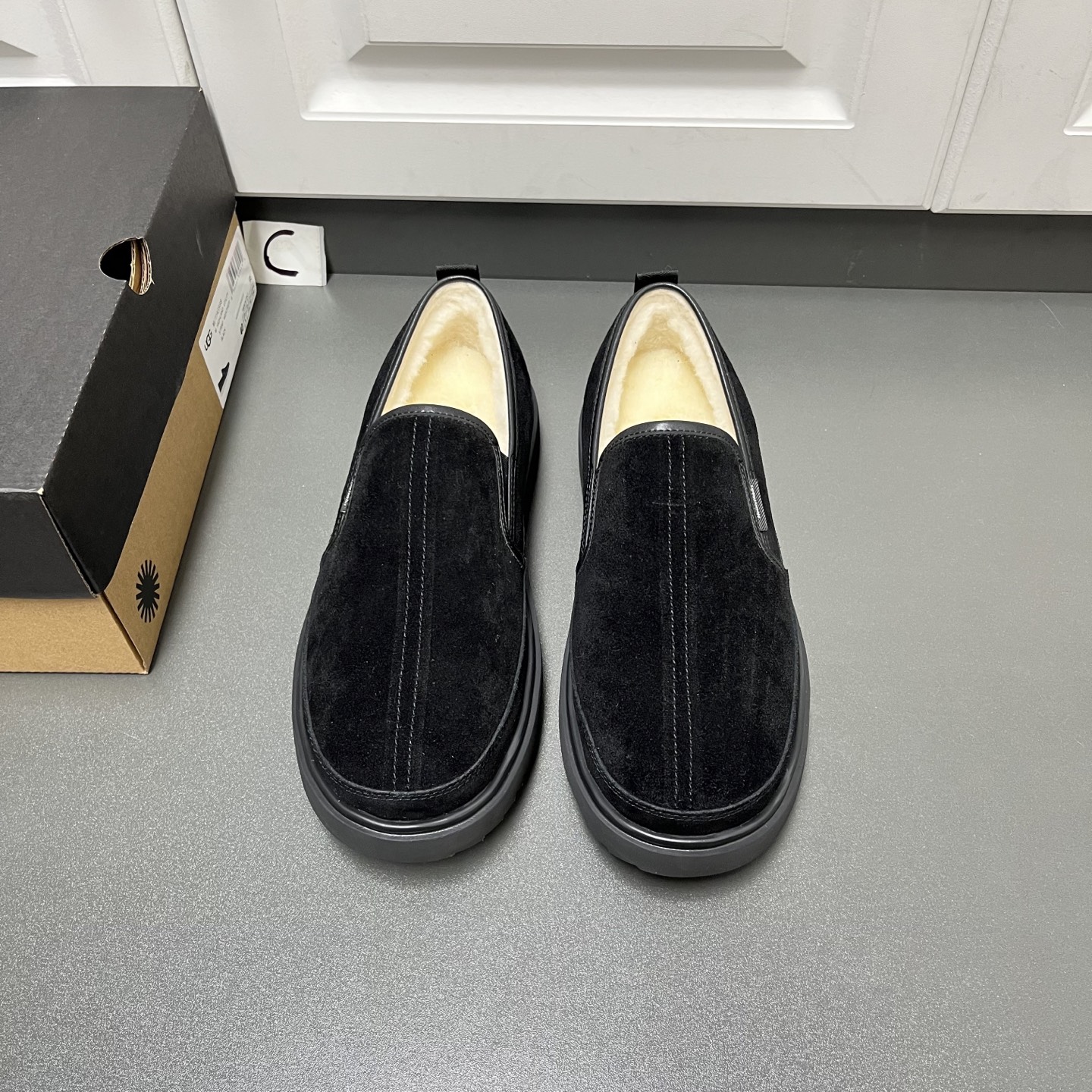 NO:620316,UGG's new model is here, men's slip-on wool shoes have arrived. This casual shoe is both warm and good-looking. It is made of environmentally friendly, waterproof and snowproof material, which is both fashionable and functional. It is also matched with UGG's classic wool integrated lining. The classic colors collide with each other to create a new light outdoor style and open up a new travel experience in Qiudong!  The footwear is easy to put on and take off, versatile and fashionable. The stable but not heavy Eva foam soles and fine soft fluff wrap our feet, instantly making our hearts feel soft, like holding his hand, warm and safe ~ especially skin-friendly, and comes with a full set of original box packaging!  C leather shoes size 39/40/41/42/43/44 black welcome to order batch,19860909UGG新款来了,男士一脚蹬羊毛鞋到货 这款保暖和颜值同时在线的一款便鞋,采用环保防水防雪材质兼具时髦与功能属性,同时搭配UGG经典羊毛一体内里,经典颜色碰撞出轻户外新风格打开秋东出行新体验! 套脚穿脱方便,百搭还时尚,稳重但不沉重的Eva发泡鞋底和细细软软的绒毛包裹住我们的脚,瞬间连心都变得软软的,就像握住他的手,温暖又有安全感~特别亲肤,配原盒全套包装！ C皮鞋码数39/40/41/42/43/44 黑色 欢迎订购 批,,Men's shoes