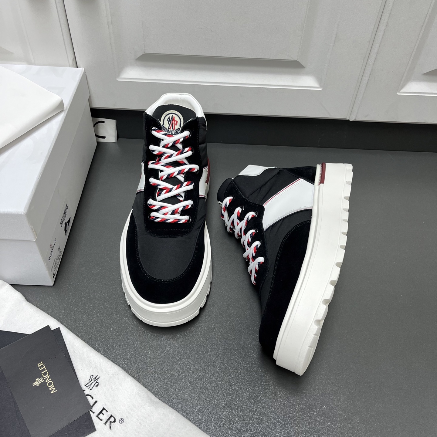 NO:620288,Moncler new model + lace-up high-top wool shoes for men with mouth coverings shipped  The upper of this shoe is made of imported calfskin, suede cowhide and nylon fabric. The lining is made of imported Australian cashmere. It is equipped with an integrated tire pattern rubber outsole. The thick-soled running shoe provides a sporty style. It has a full metal lace-up eyelet design with double shoelace details, which is freely adjustable and tolerant. The tongue is decorated with a classic logo badge, and the heel is embellished with a small red, white and blue three-color webbing. The high-top style is a fashionable and casual versatile item.  C leather shoes size 39/40/41/42/43/44 black original box packaging + dust bag batch, Moncler, cowhide19860909Moncler蒙口男士新款+系带高帮羊毛鞋出货 这款鞋面采用进口小牛皮、绒面牛皮革和尼龙织物拼接制成,内里全进口澳洲羊绒,搭配一体式轮胎纹橡胶大底,厚底跑鞋提供运动风格的造型,全金属系带鞋眼扣设计,搭配双鞋带细节,可自由调节包容性强,鞋舌饰以经典logo徽章,后跟标志性红白蓝三色小织带点缀,高帮款式,时尚休闲百搭单品. C皮鞋码数39/40/41/42/43/44 黑色 原盒包装+防尘袋 批,,Moncler,cowhide,Men's shoes