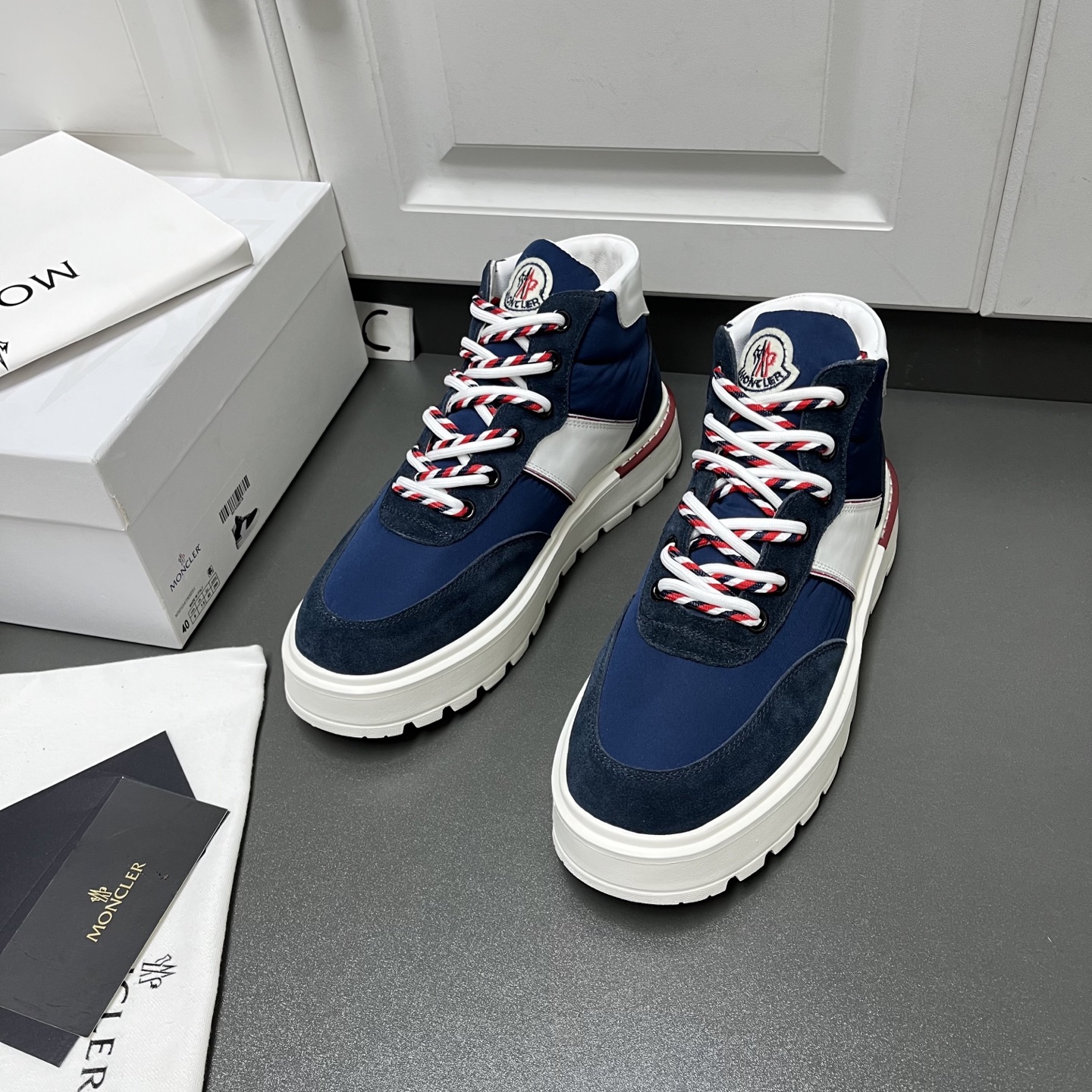 NO:620292,Moncler new model + lace-up high-top wool shoes for men with mouth coverings shipped  The upper of this shoe is made of imported calfskin, suede cowhide and nylon fabric. The lining is made of imported Australian cashmere. It is equipped with an integrated tire pattern rubber outsole. The thick-soled running shoe provides a sporty style. It has a full metal lace-up eyelet design with double shoelace details, which is freely adjustable and tolerant. The tongue is decorated with a classic logo badge, and the heel is embellished with a small red, white and blue three-color webbing. The high-top style is a fashionable and casual versatile item.  C leather shoes size 39/40/41/42/43/44 blue original box packaging + dust bag batch, Moncler, cowhide19860909Moncler蒙口男士新款+系带高帮羊毛鞋出货 这款鞋面采用进口小牛皮、绒面牛皮革和尼龙织物拼接制成,内里全进口澳洲羊绒,搭配一体式轮胎纹橡胶大底,厚底跑鞋提供运动风格的造型,全金属系带鞋眼扣设计,搭配双鞋带细节,可自由调节包容性强,鞋舌饰以经典logo徽章,后跟标志性红白蓝三色小织带点缀,高帮款式,时尚休闲百搭单品. C皮鞋码数39/40/41/42/43/44 蓝色 原盒包装+防尘袋 批,,Moncler,cowhide,Men's shoes