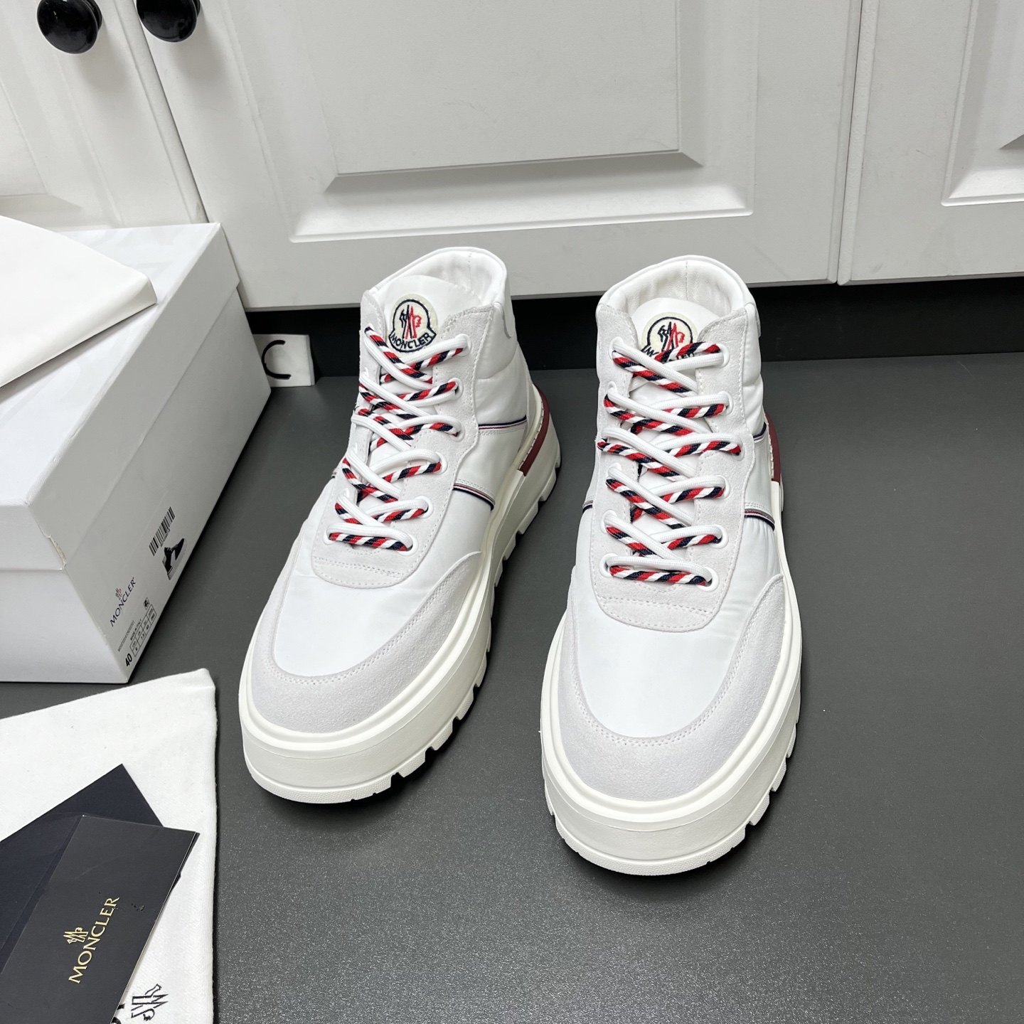 NO:620298,Moncler new model + lace-up high-top wool shoes for men with mouth coverings shipped  The upper of this shoe is made of imported calfskin, suede cowhide and nylon fabric. The lining is made of imported Australian cashmere. It is equipped with an integrated tire pattern rubber outsole. The thick-soled running shoe provides a sporty style. It has a full metal lace-up eyelet design with double shoelace details, which is freely adjustable and tolerant. The tongue is decorated with a classic logo badge, and the heel is embellished with a small red, white and blue three-color webbing. The high-top style is a fashionable and casual versatile item.  C leather shoes size 39/40/41/42/43/44 white original box packaging + dust bag batch, Moncler, cowhide19860909Moncler蒙口男士新款+系带高帮羊毛鞋出货 这款鞋面采用进口小牛皮、绒面牛皮革和尼龙织物拼接制成,内里全进口澳洲羊绒,搭配一体式轮胎纹橡胶大底,厚底跑鞋提供运动风格的造型,全金属系带鞋眼扣设计,搭配双鞋带细节,可自由调节包容性强,鞋舌饰以经典logo徽章,后跟标志性红白蓝三色小织带点缀,高帮款式,时尚休闲百搭单品. C皮鞋码数39/40/41/42/43/44 白色 原盒包装+防尘袋 批,,Moncler,cowhide,Men's shoes